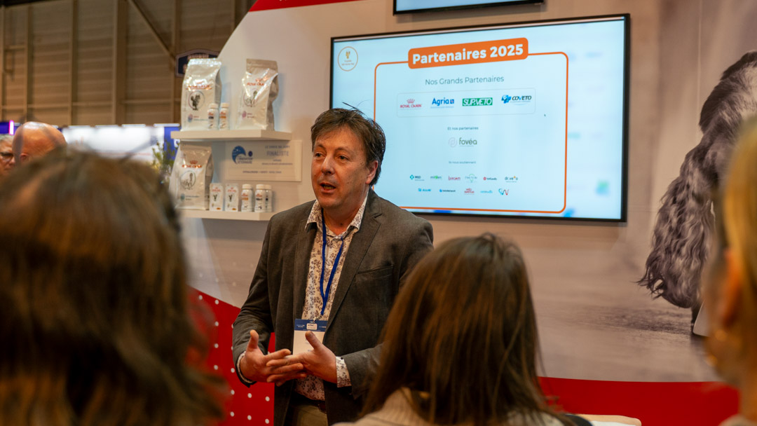 Benoît Salmon, représentant Supveto, Grand Partenaire de l'évènement, prend la parole lors de la cérémonie du Trophée Vet Nurse Day 2025