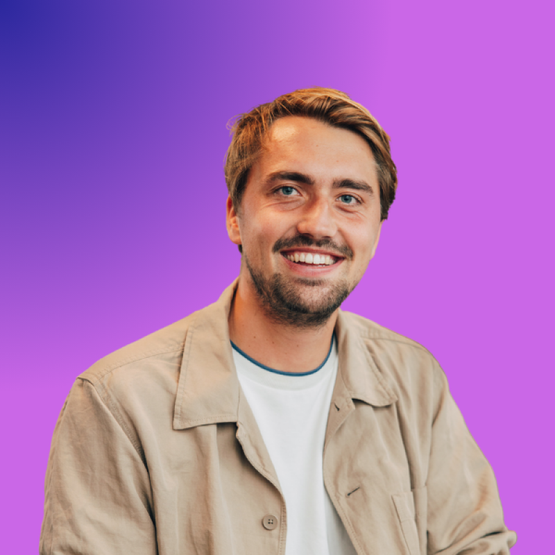 Homme souriant dans une veste beige sur un fond violet dégradé