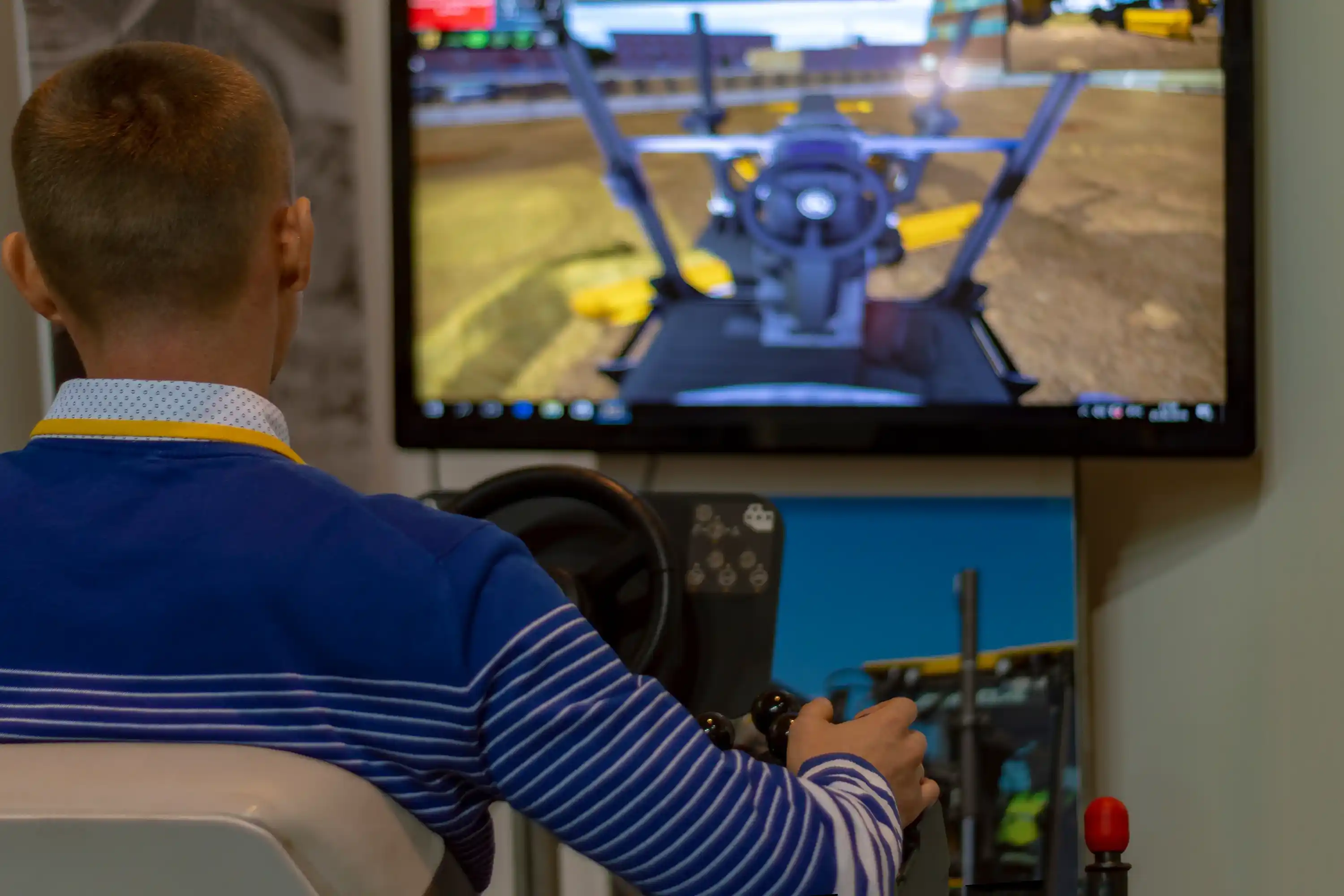 Mann spielt ein Simulationsspiel vor einem Bildschim