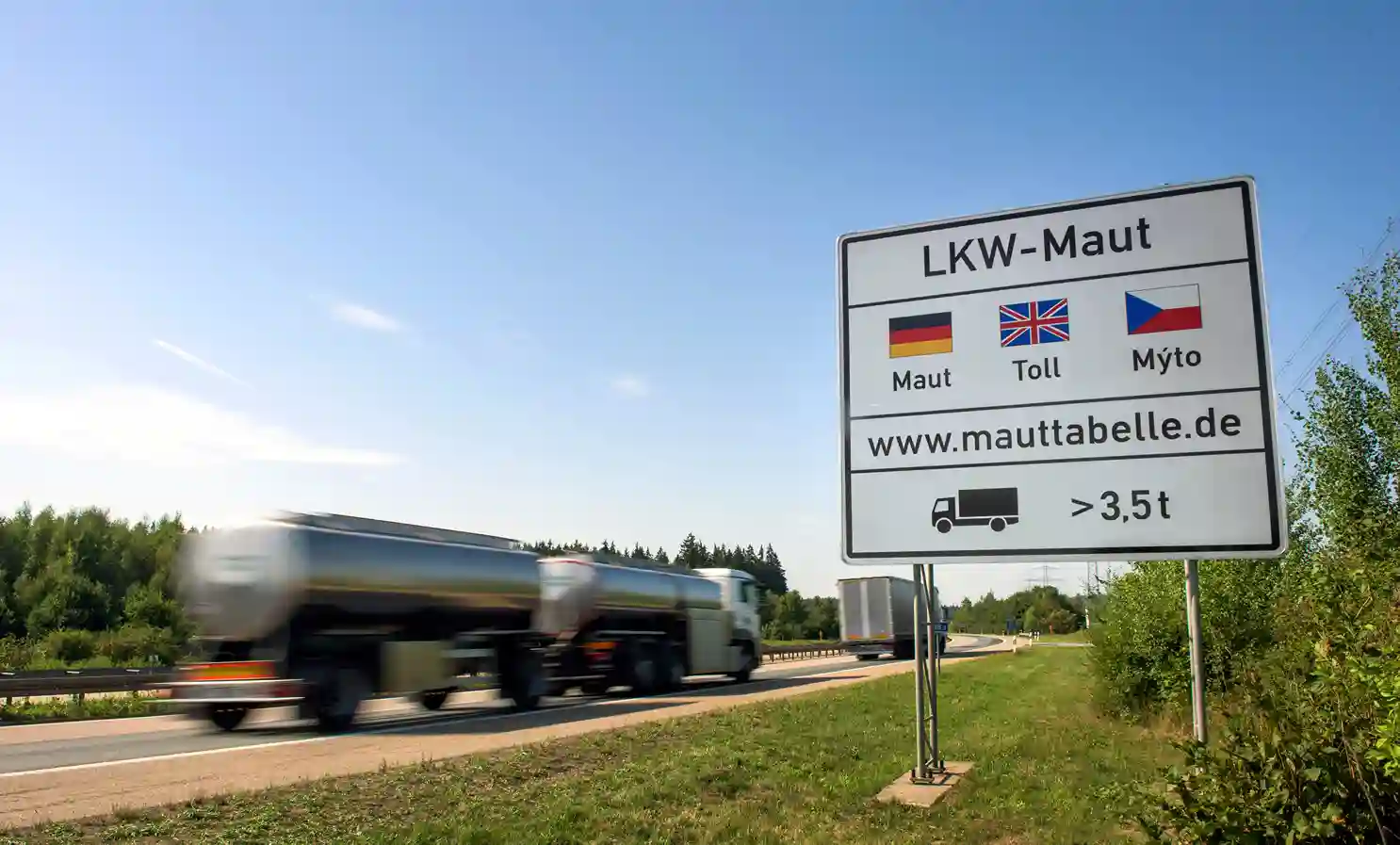 Mautschild an der Autobahn