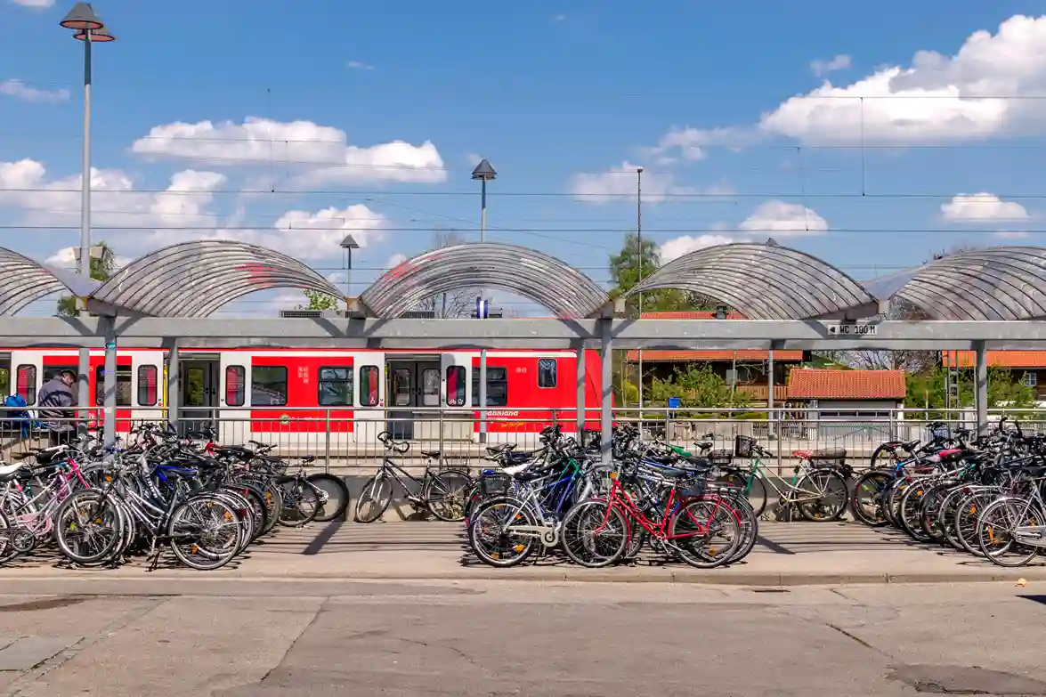 Fahrradstellplatz an einer Bahnhaltestelle