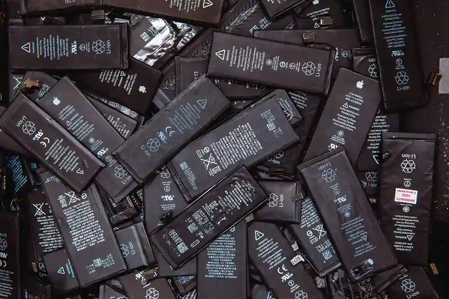 Sammlung vieler ausgemusterter Lithium-Akkus
