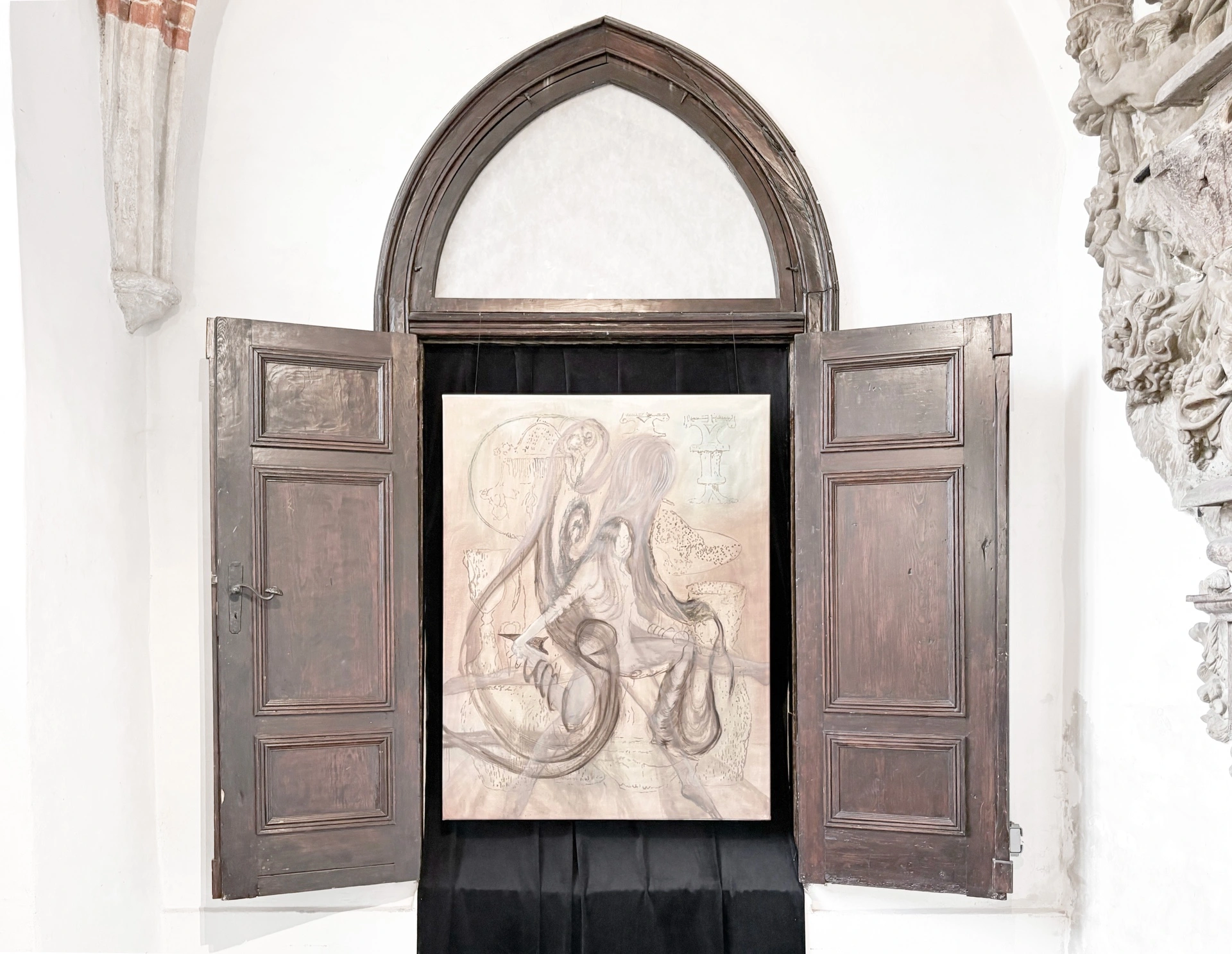 Angelika Puff, Zveny Gor, oil on canvas of a turned female figure with cascading hair, installed inside opened wooden double doors beneath a Gothic pointed arch at Galeria EL.