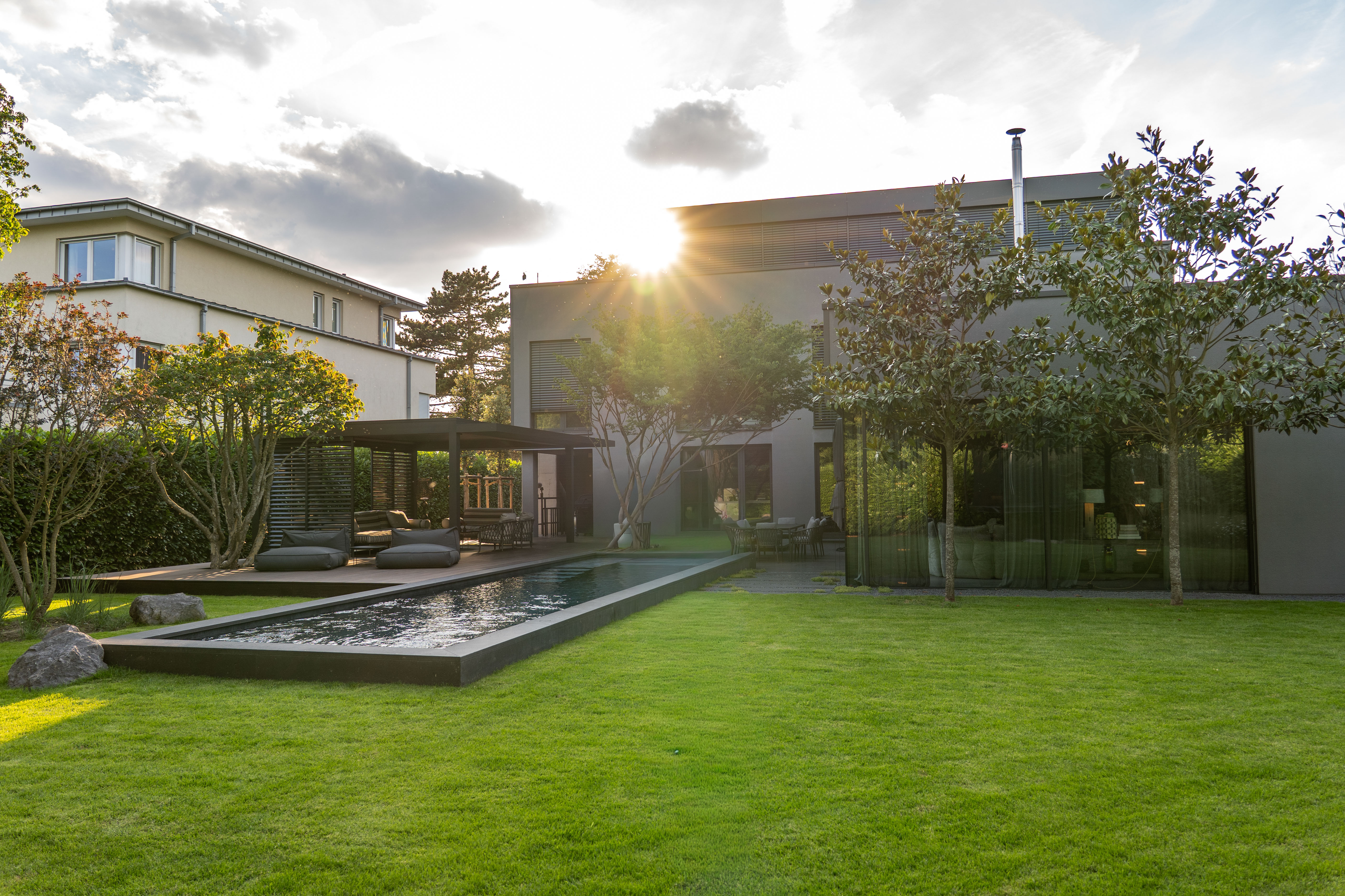 Moderner Stadtgarten mit Terasse und Loungemöbeln