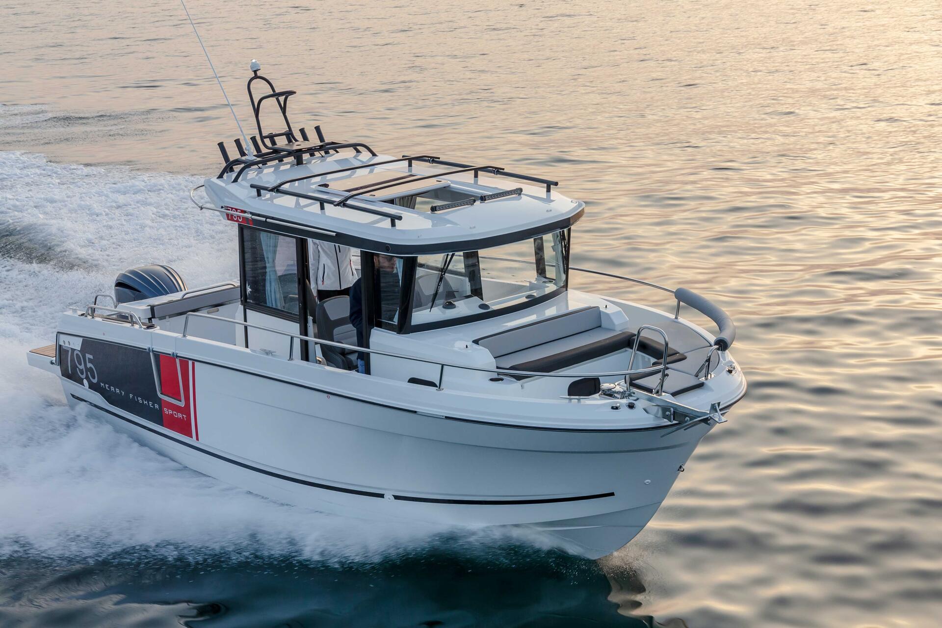Jeanneau Merry Fisher 795 Sport – sportsbåt med modulært cockpit og U-formet salong foran.