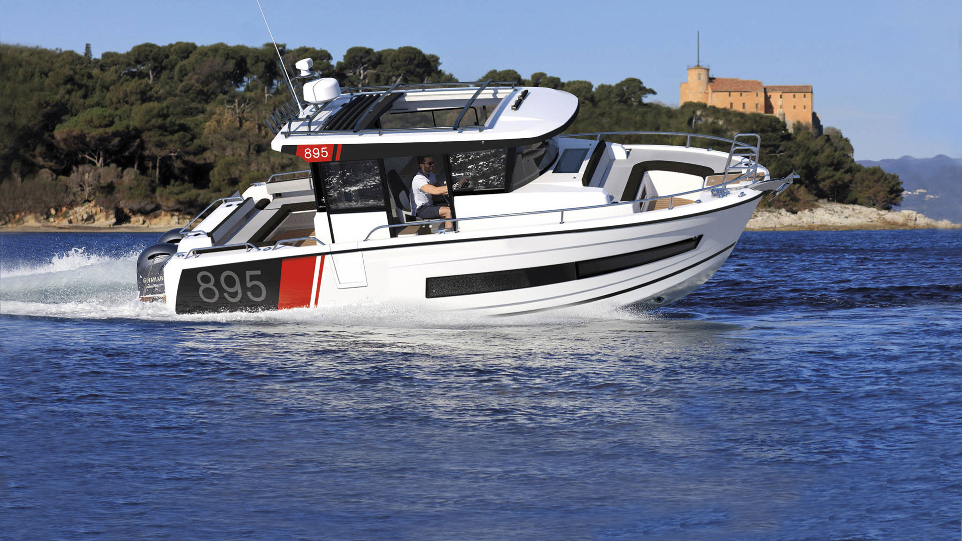 Jeanneau Merry Fisher 895 Sport – sportsbåt med to lugarer og åpent akter-cockpit.