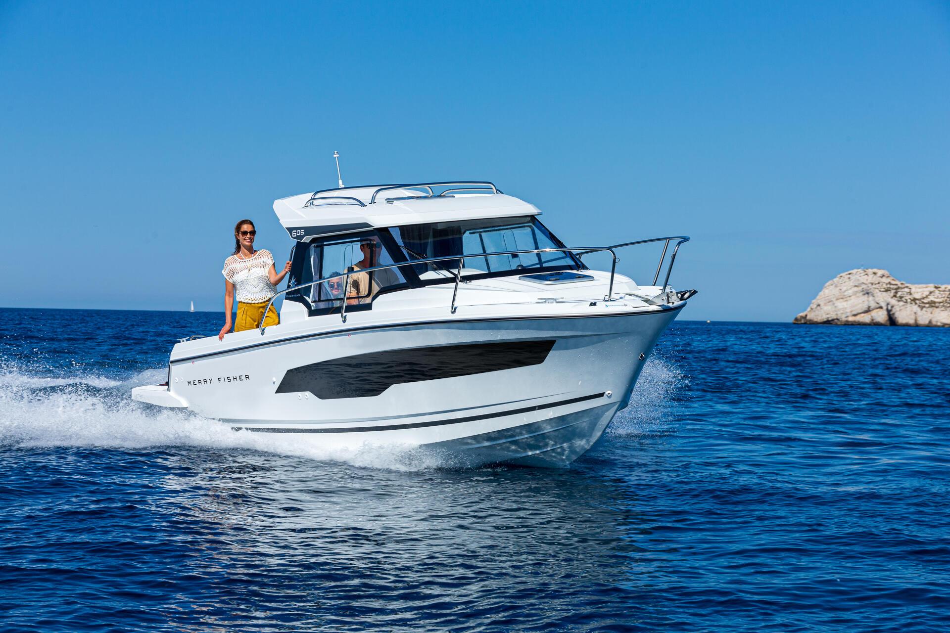 Jeanneau Merry Fisher 605 – kompakt familiebåt med åpent cockpit-område.