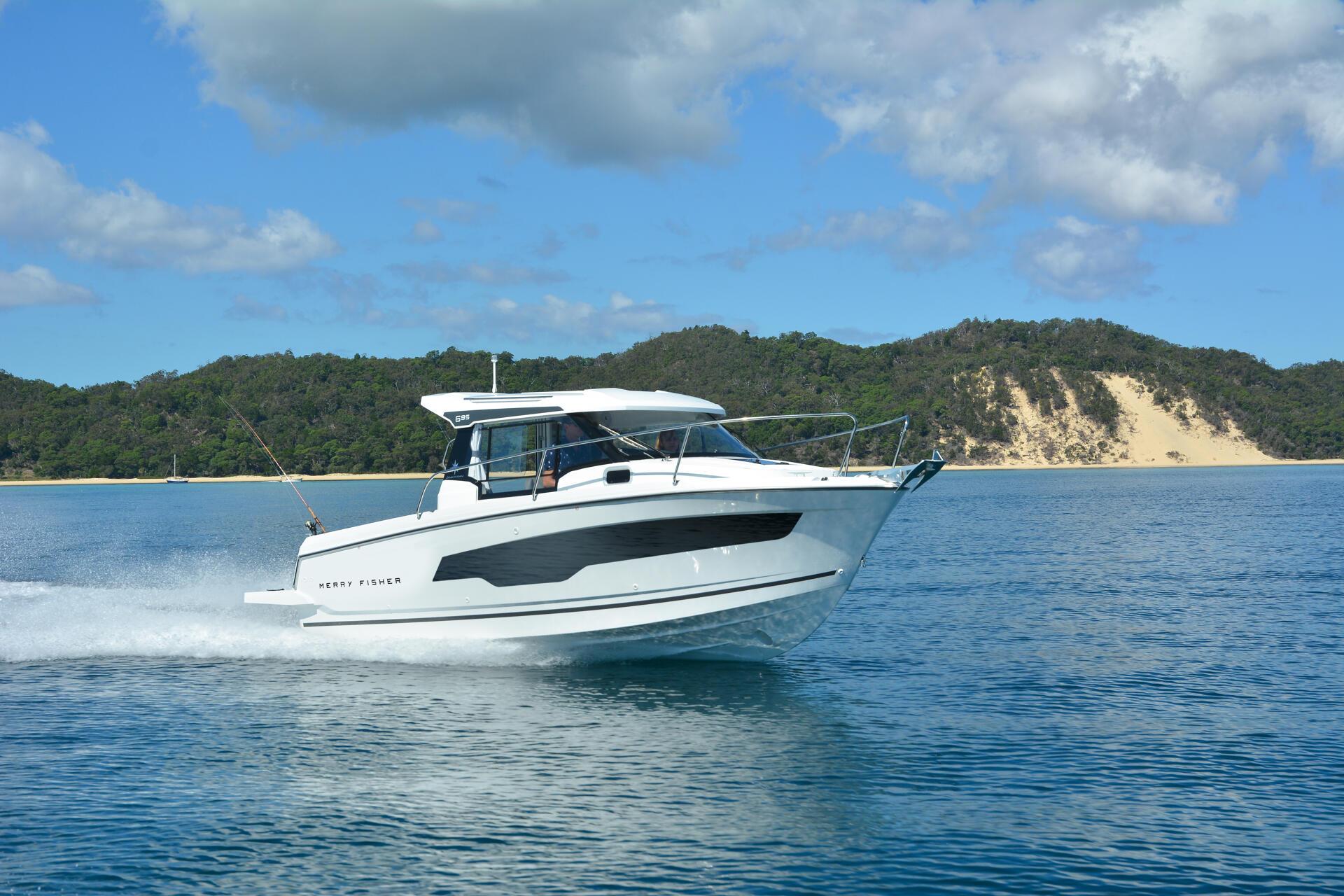 Jeanneau Merry Fisher 695 – familiebåt med lukket salong og L-formet cockpit.