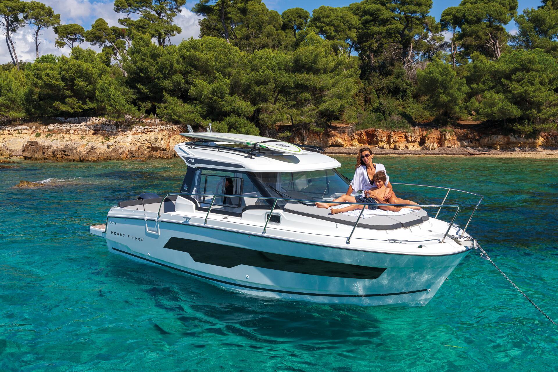Jeanneau Merry Fisher 795 – helgebåt med lugar, salong og U-formet cockpit.