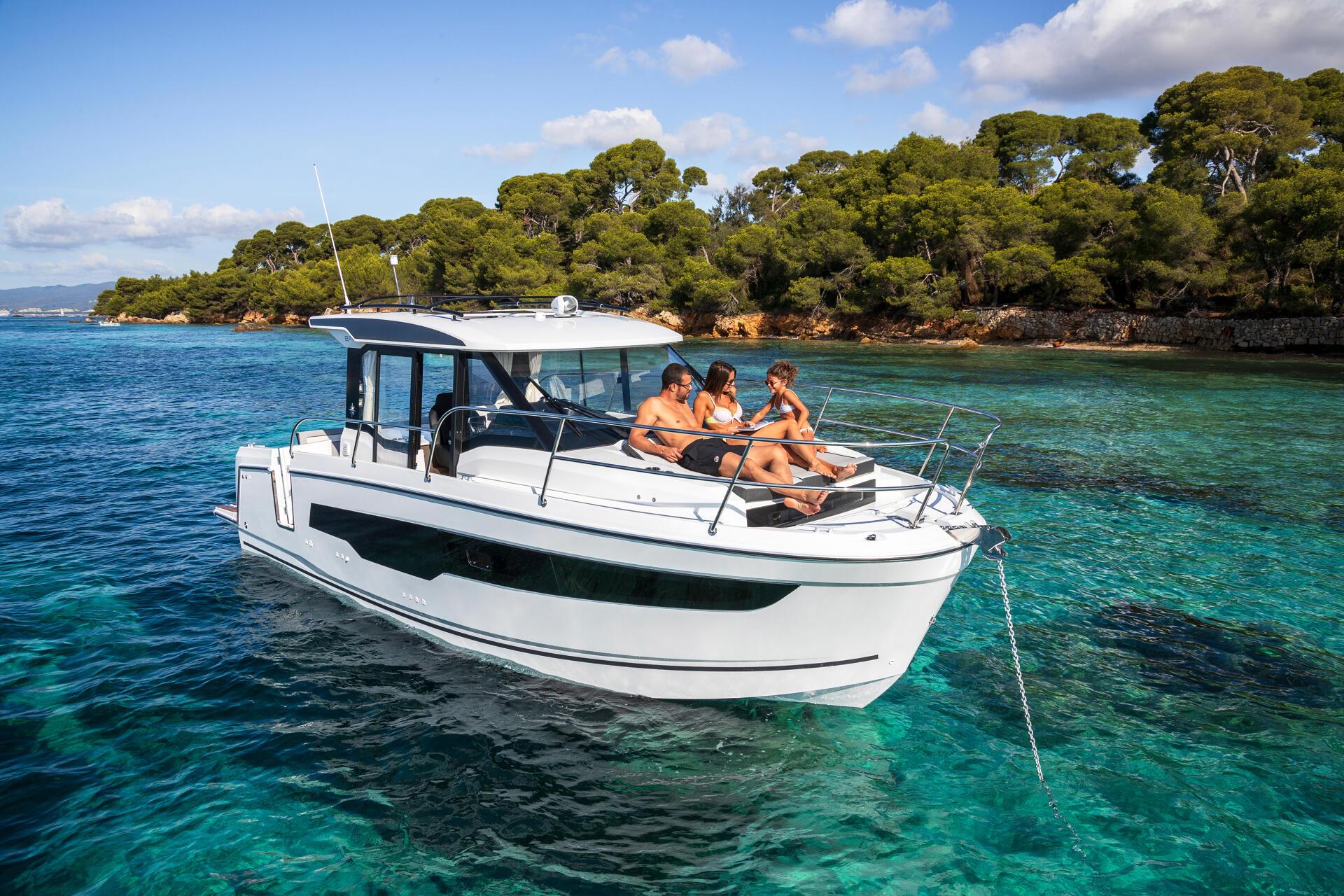Jeanneau Merry Fisher 895 – familiebåt med to lugarer og moderne, romslig salong.
