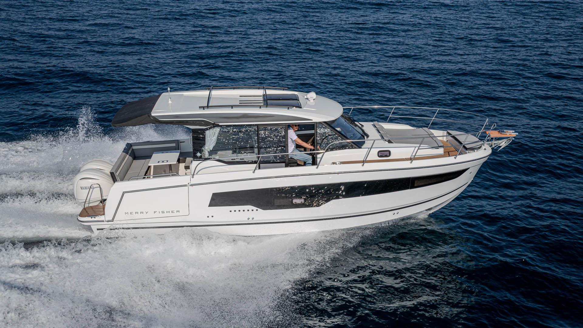Jeanneau Merry Fisher 1095 Coupé – helgebåt med U-formet salong og stor badeplattform.