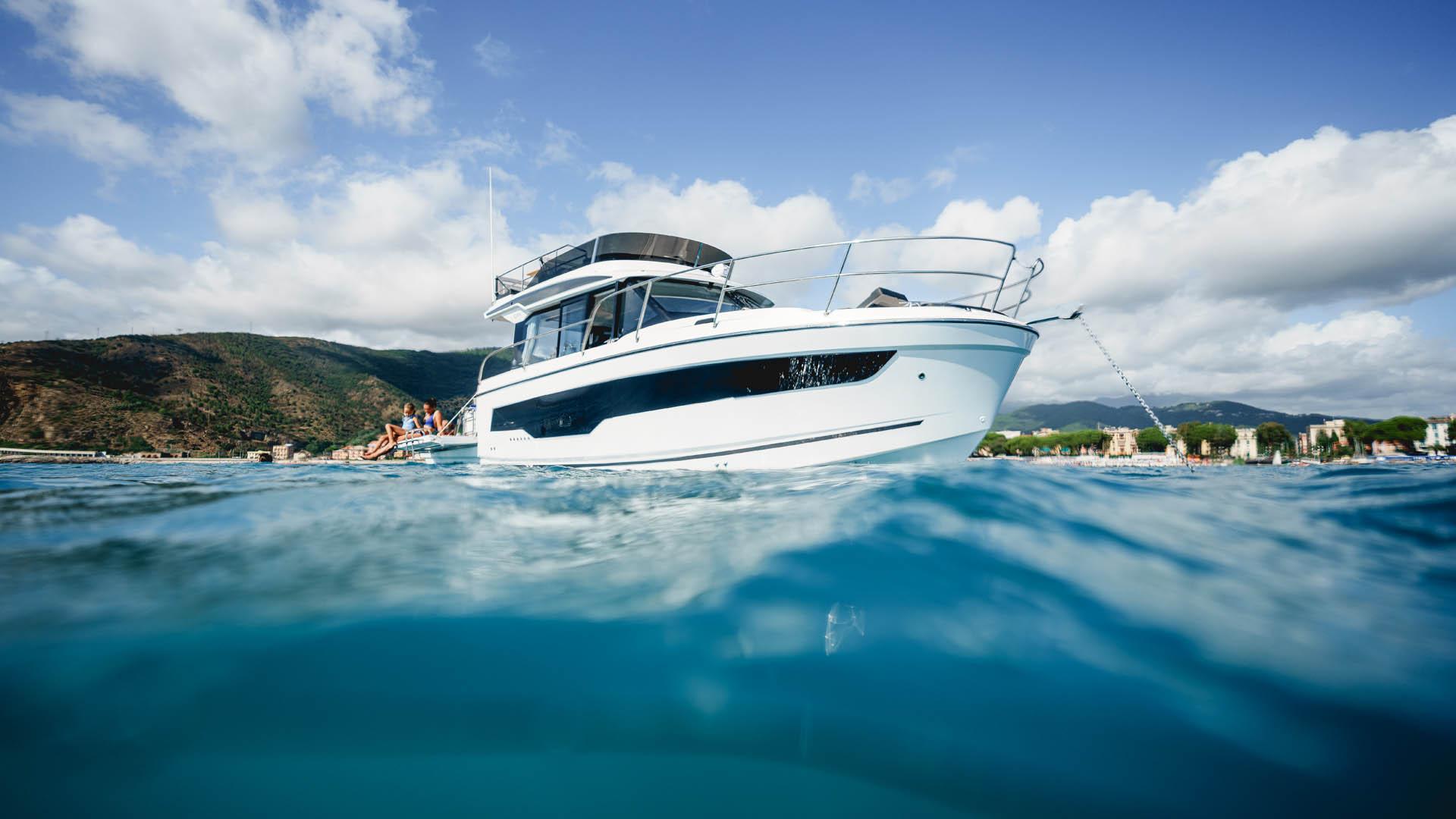 Jeanneau Merry Fisher 1095 Fly – familiebåt med flybridge og romslig akterterrasse.