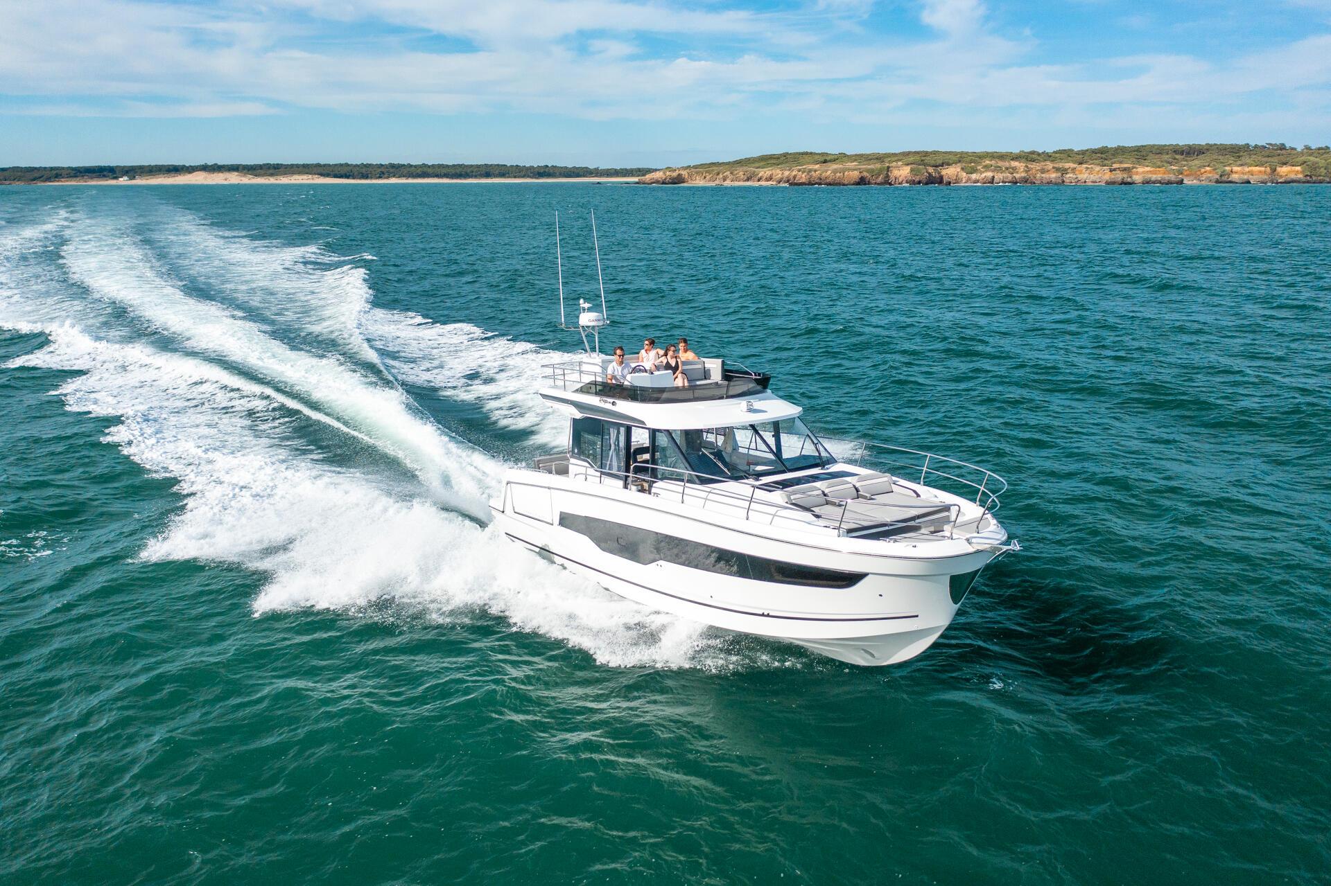 Jeanneau Merry Fisher 1295 Fly – flaggskip med flybridge og elegante linjer.