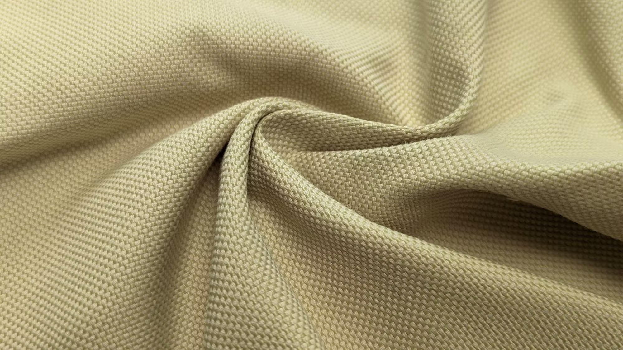 C'est pourquoi il est important pour sa start-up Ocean Safe de rompre ce cycle. Les vêtements fabriqués à partir du matériau de l'entreprise, Nanea, sont biodégradables.  OceanSafe