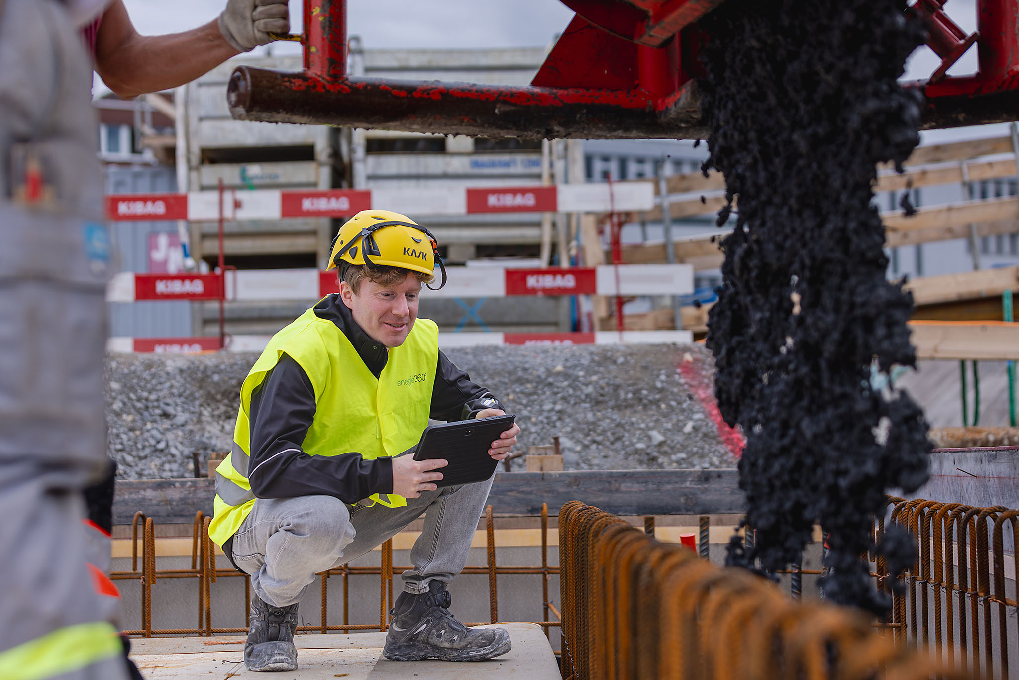 Andre Ress von Energie 360° auf der Baustelle in Volketswil.