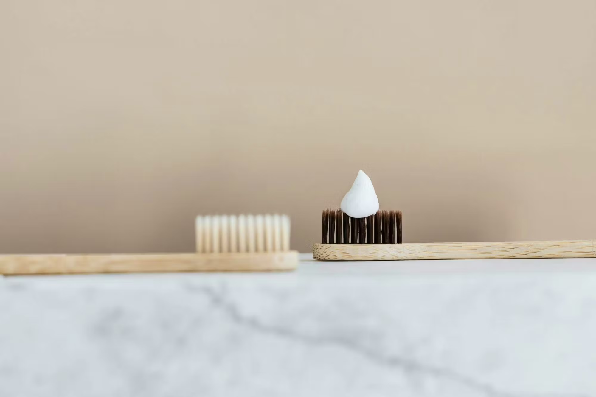 Alte Zahnbürsten müssen nicht in den Müll. Sie eignen sich bestens zum Frisieren von Babyhaaren oder Augenbrauen. Pexels