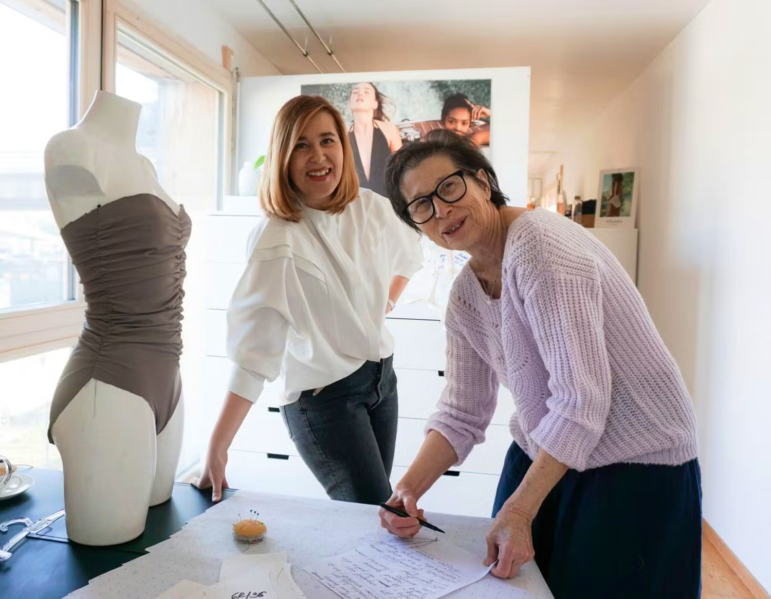 Das Mutter-Tochter-Team aus Zürich fertigt seine Schnitte von Hand und lässt in Kroatien produzieren. VOLANS Swimwear