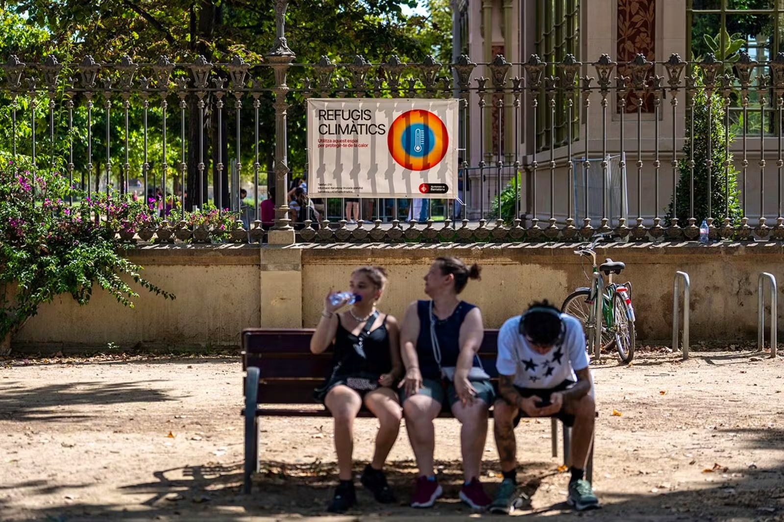 In diesen Räumen – oft öffentliche Gebäude und dergleichen – können sich die Bewohner und Bewohnerinnen der Stadt im Sommer vor Hitze und im Winter vor Kälte schützen. Ajuntament de Barcelona