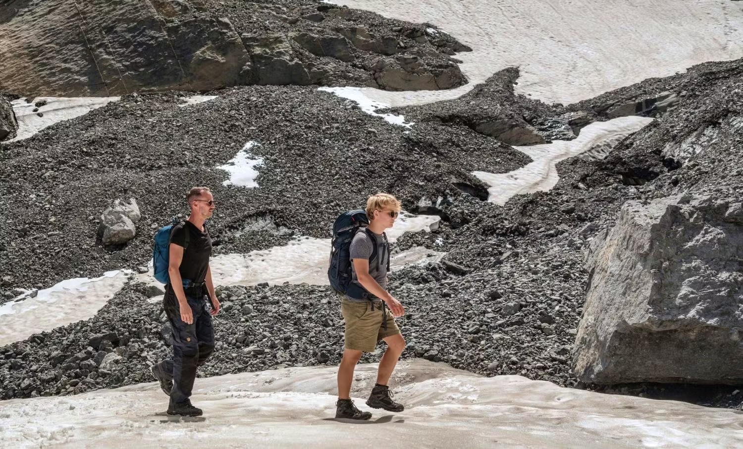 Pour rendre les excursions de randonnée plus durables, il convient de veiller, lors de l'achat de vêtements et d'équipements de randonnée, à savoir de quels matériaux ils sont composés et dans quelles conditions ils ont été fabriqués.  Suisse Rando