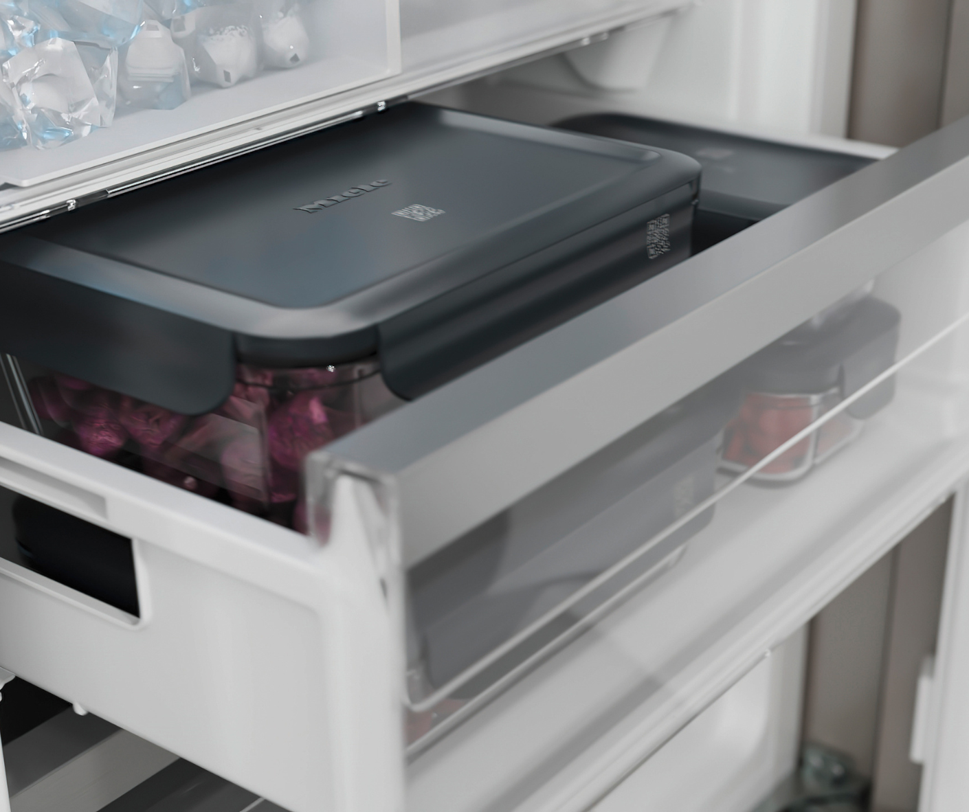 Nella cassetto del congelatore possono essere sistemate diverse Gourmet Box contemporaneamente. L’app Miele ti ricorda quando è il momento giusto per consumare gli alimenti. (Foto: Miele)