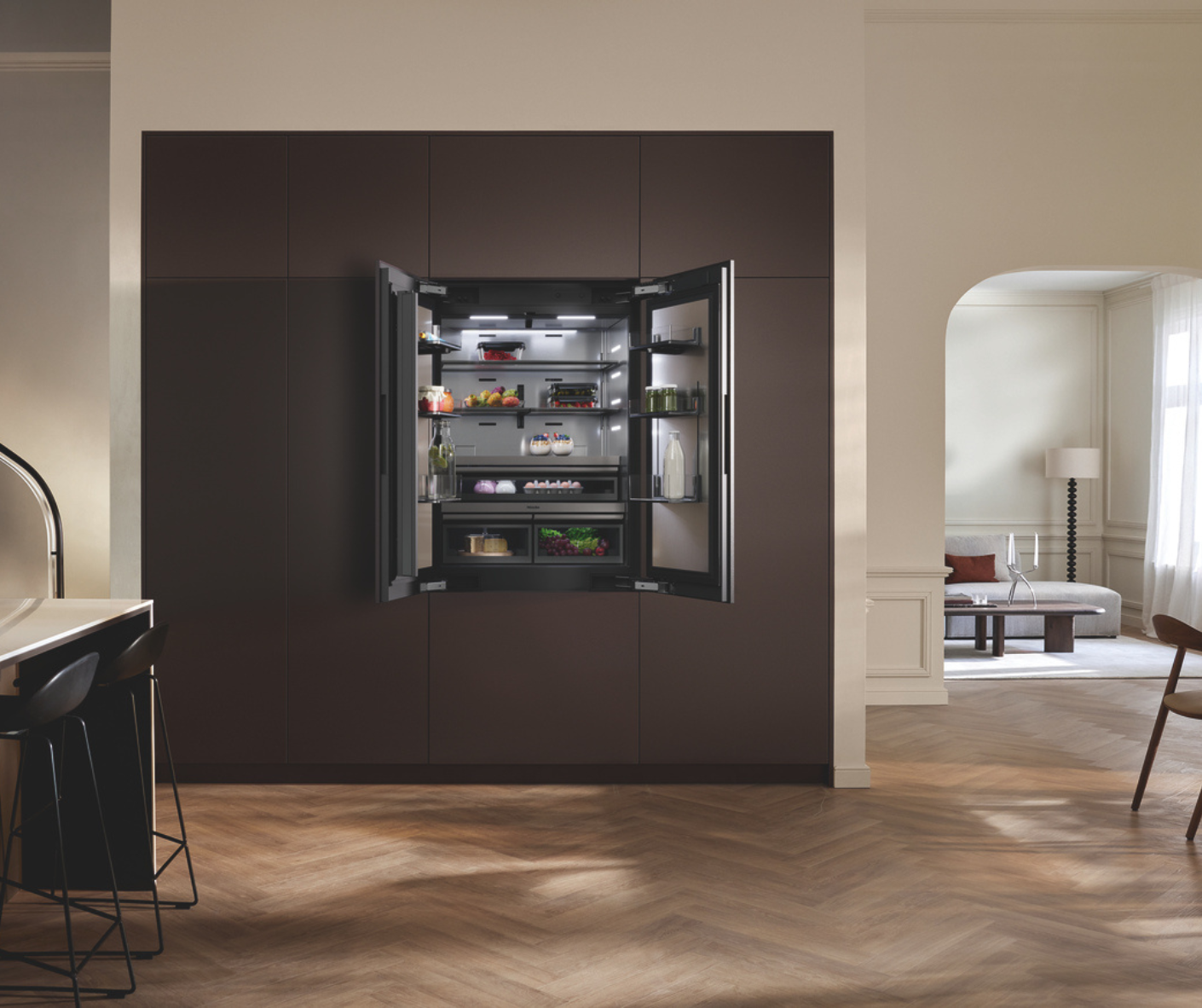 I nuovi apparecchi della serie MasterCool III si integrano perfettamente nelle cucine spaziose e moderne grazie al loro design elegante e contemporaneo. (Foto: Miele)