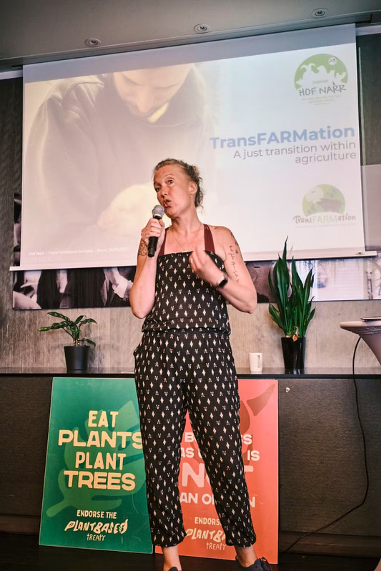 Autrefois, Sarah Heiligtag enseignait l'éthique aux universités de Zurich et de Berne. Aujourd'hui, des classes viennent dans sa ferme pour en apprendre davantage sur le contexte et les conséquences de notre consommation - et sur la manière dont il pourrait en être autrement.