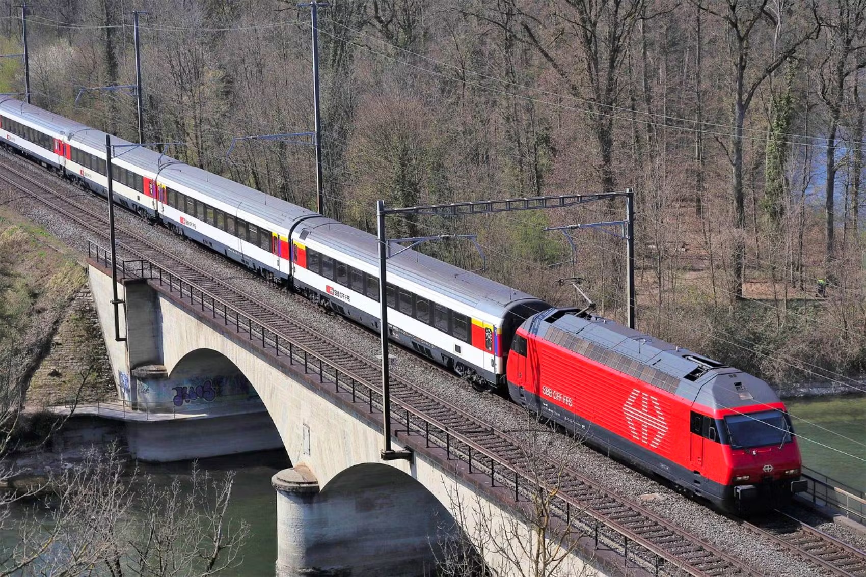 La maggior parte degli spostamenti in auto avviene nel tempo libero o durante il pendolarismo. Spesso sarebbe facile utilizzare i trasporti pubblici al loro posto.Pixabay | rschaubhut