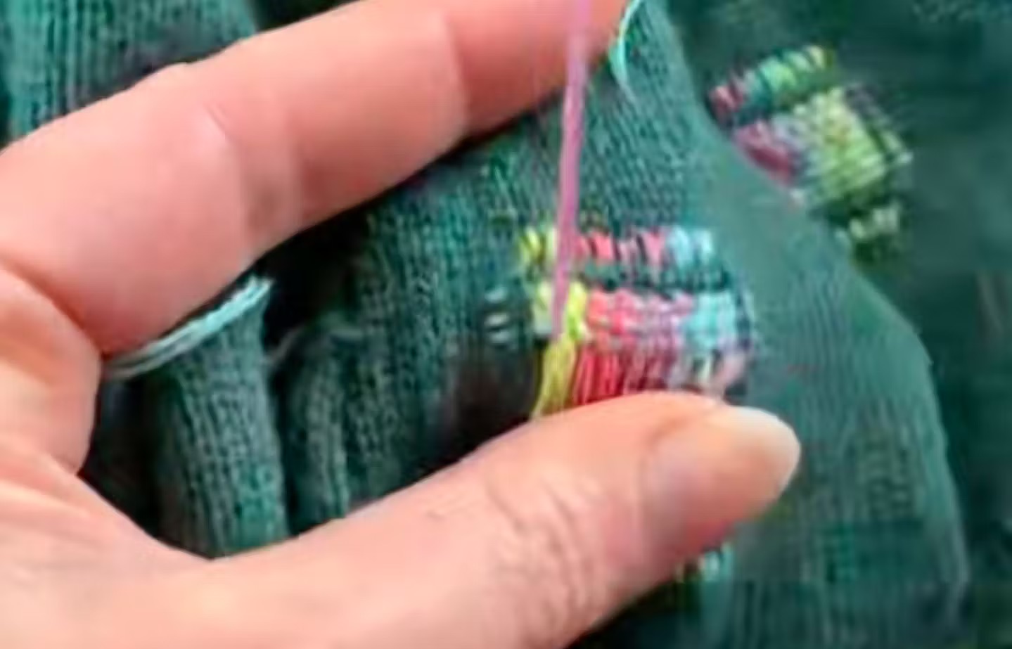 Dabei wird das Geflickte bewusst in Szene gesetzt.TikTok