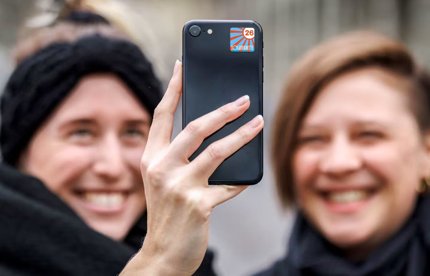 Die beliebteste Solarvignette ist die fürs Handy: Für 10 Franken lässt sich damit der jährliche Stromverbrauch des Geräts ausgleichen. Auch der Energieverbrauch eines Laptops, Kühlschranks oder E-Autos lässt sich über die Solarvignette kompensieren.Solafri