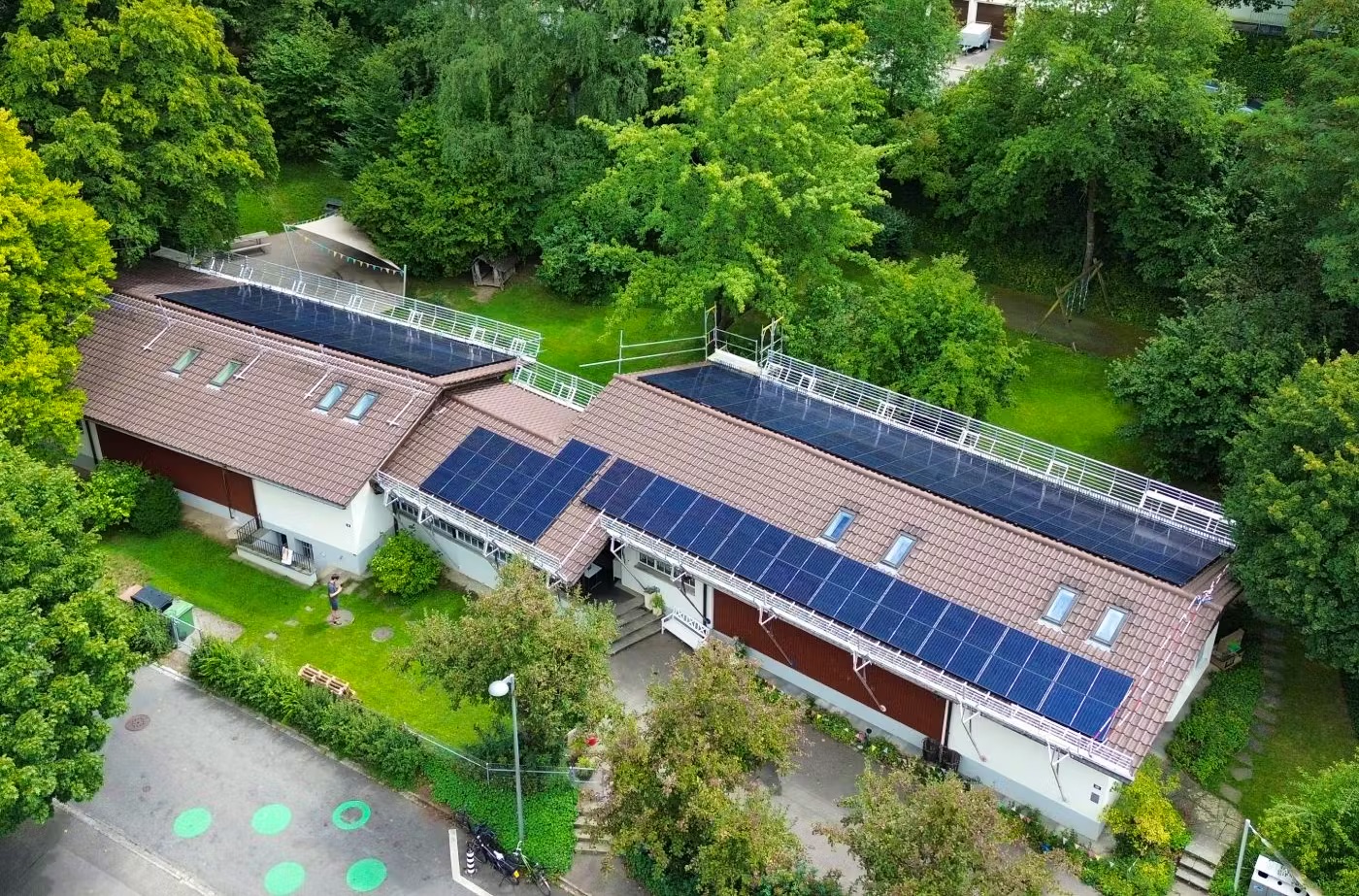 Mit dem Erlös aus der Solarvignette werden Solarpanels installiert. So wird einerseits die Energiewende in der Schweiz vorangetrieben – und andererseits mit den Stromeinahmen nachhaltige Projekte in Afrika gefördert.Solafrica