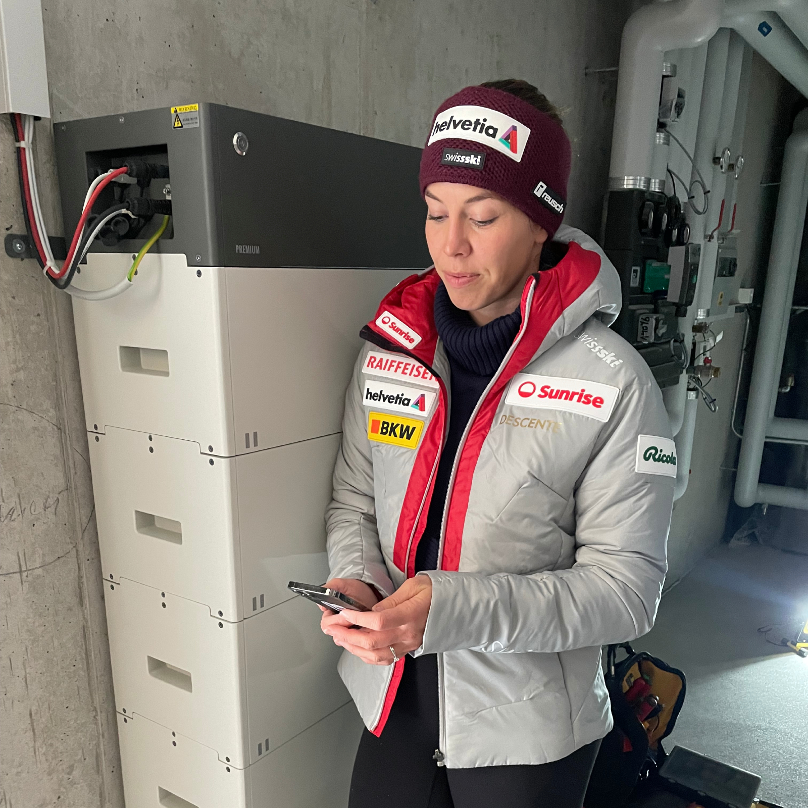 Michelle prüft die App, um zu sehen, wieviel Energie gerade produziert wird