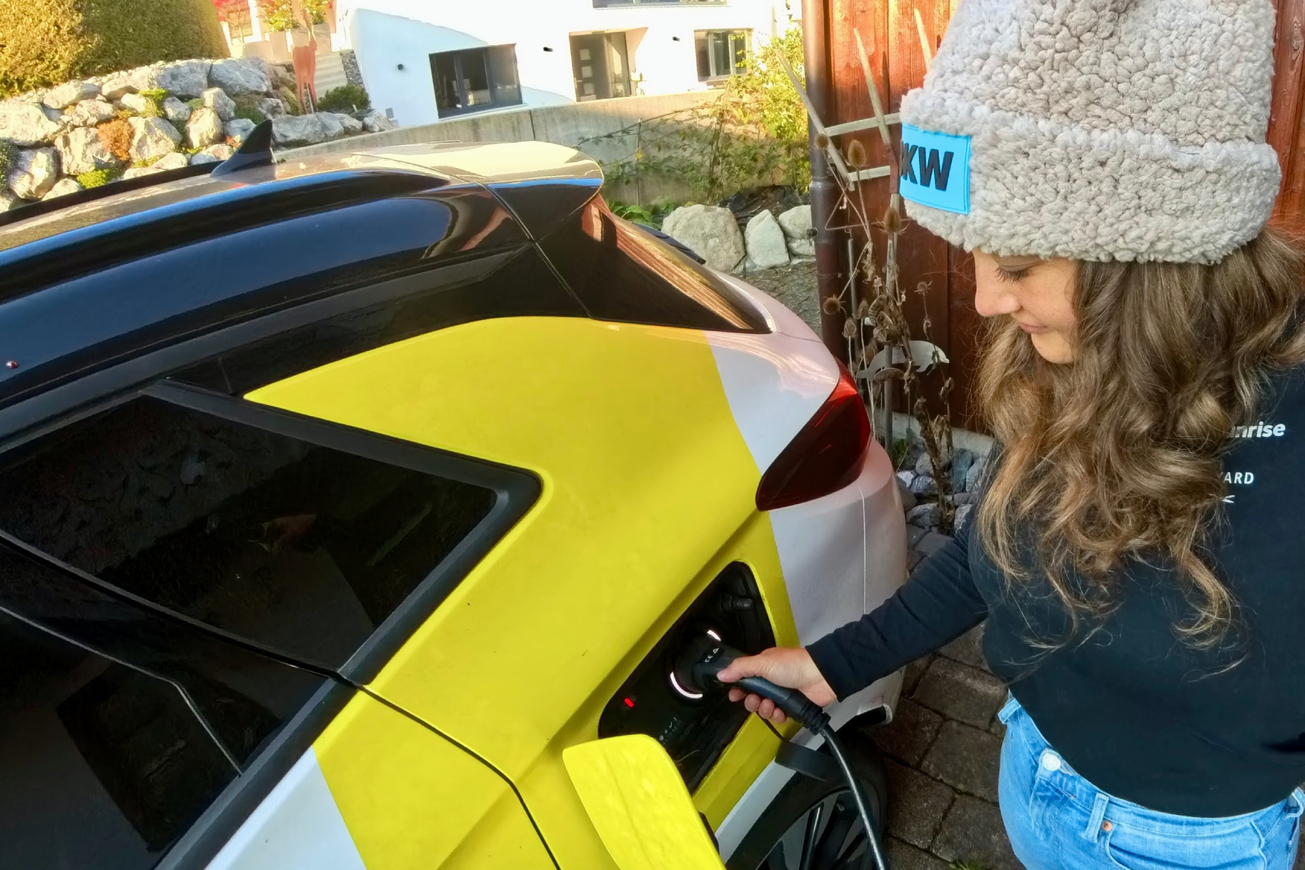 Sina's Elektroauto wird mit eigenem Strom geladen