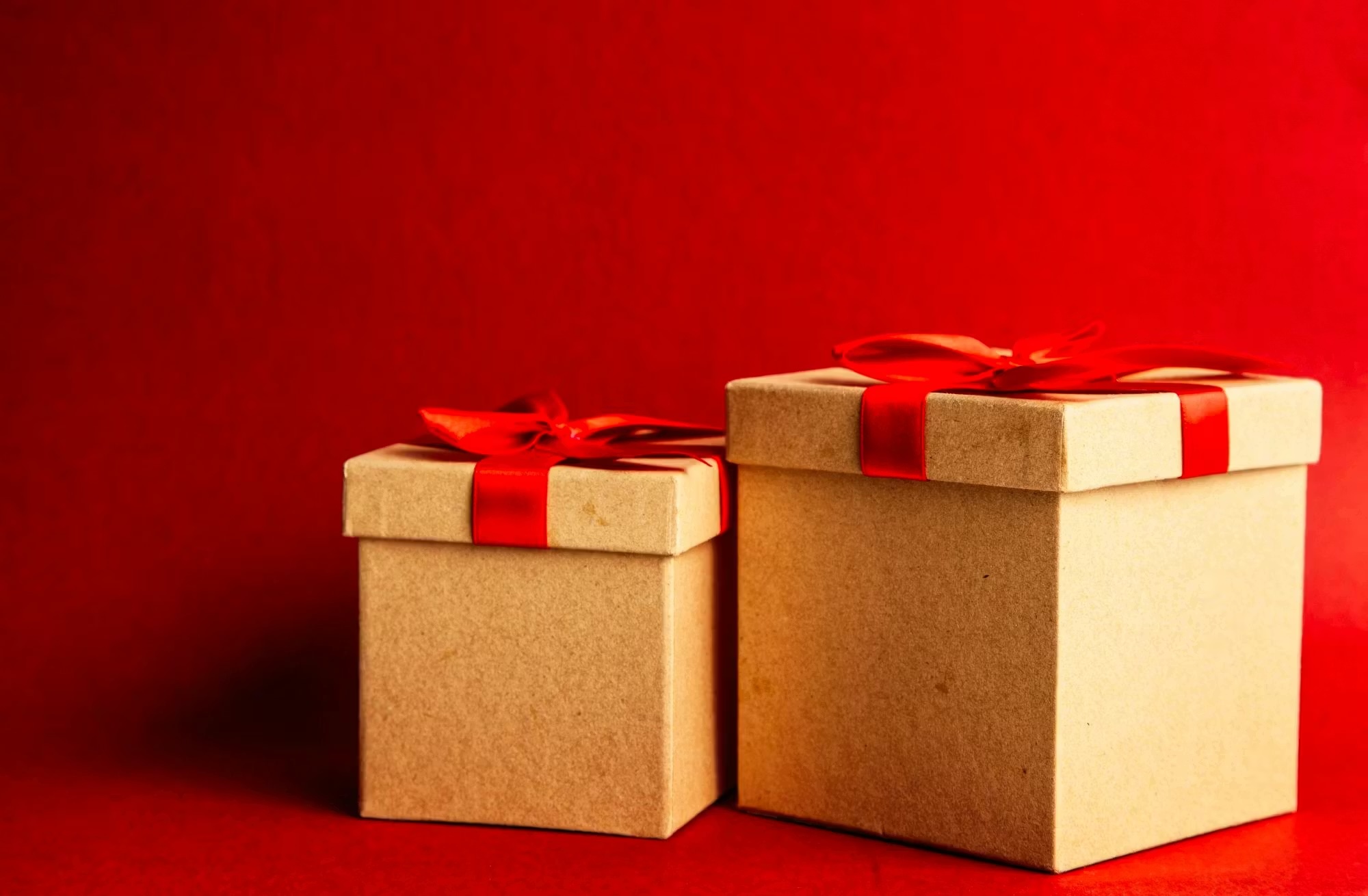 Auch beim Schenken gehts umweltfreundlich: Mit Recyclingpapier oder Stoffresten wirken Päckli persönlicher und vermeiden so Abfall.Pexels