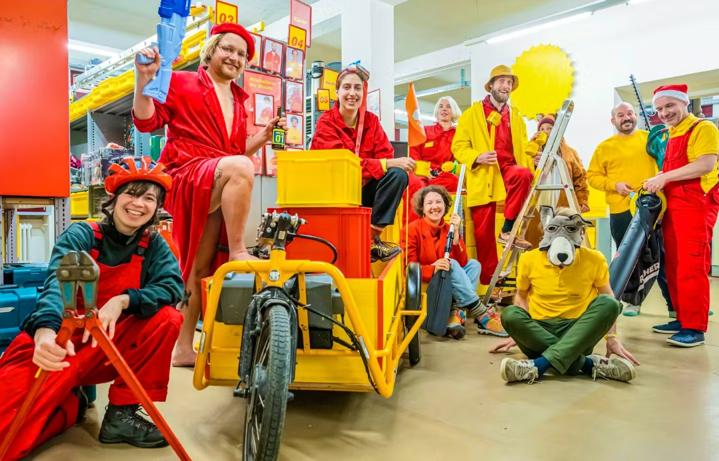 Collaboratori del magazzino di noleggio di Basilea tra utensili e attrezzi. L'associazione punta sulla condivisione anziché sull'acquisto e promuove l'uso comune. K.Bertossi Leihlager