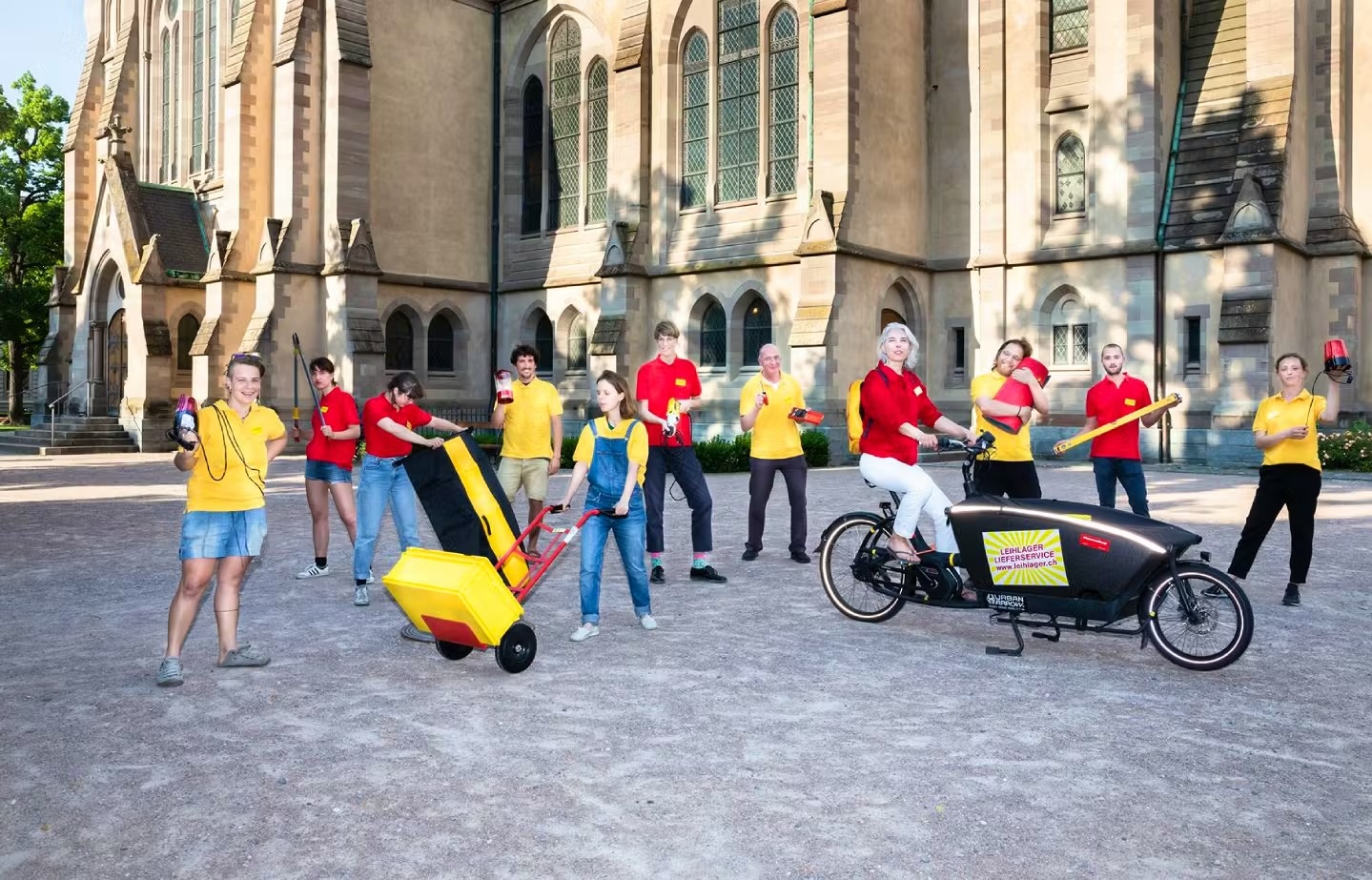 Il team del magazzino di noleggio con mezzi di trasporto e oggetti a noleggio. L'obiettivo è quello di riutilizzare gli oggetti più volte, invece di acquistarli nuovi in ogni famiglia. K.Bertossi Magazzino di noleggio