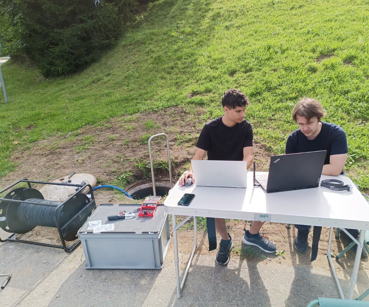 Am Steuerungspult wird der Roboter genau geführt und überwacht.