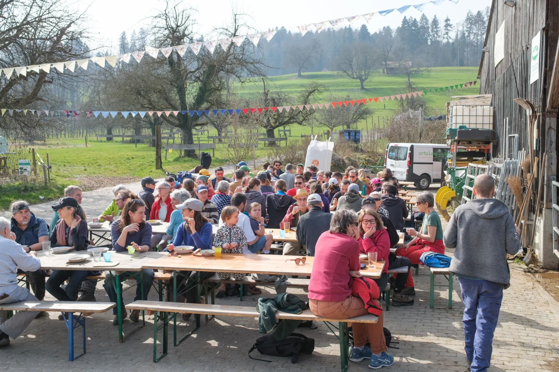 Das Zusammenkommen gehört bei Ortoloco genauso dazu wie das gemeinsame Ernten. Foto: Mike Flam