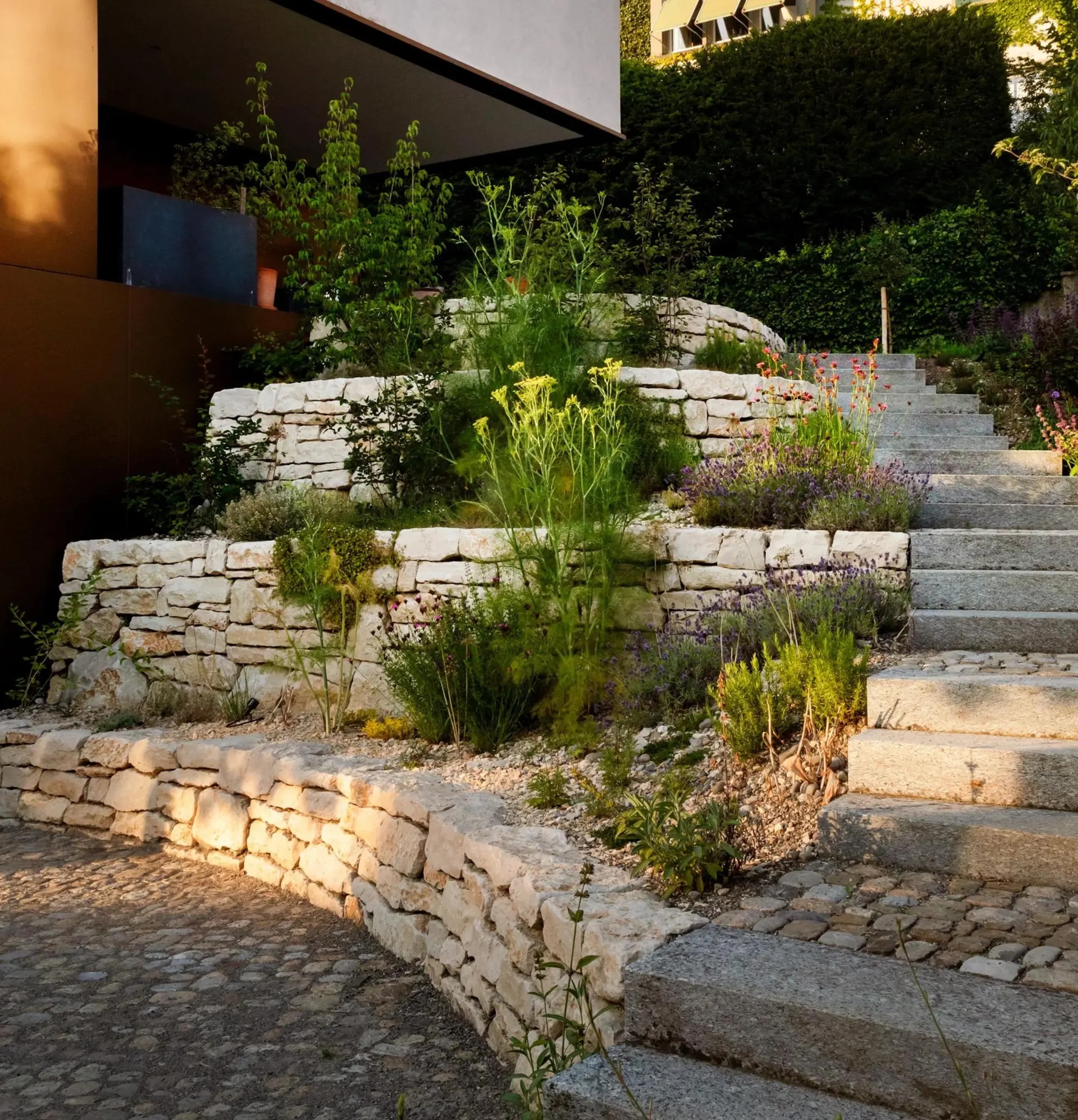 Les matériaux naturels permettent de créer des jardins respectueux de l'environnement et agréables à vivre. Photo : Anne Morgenstern