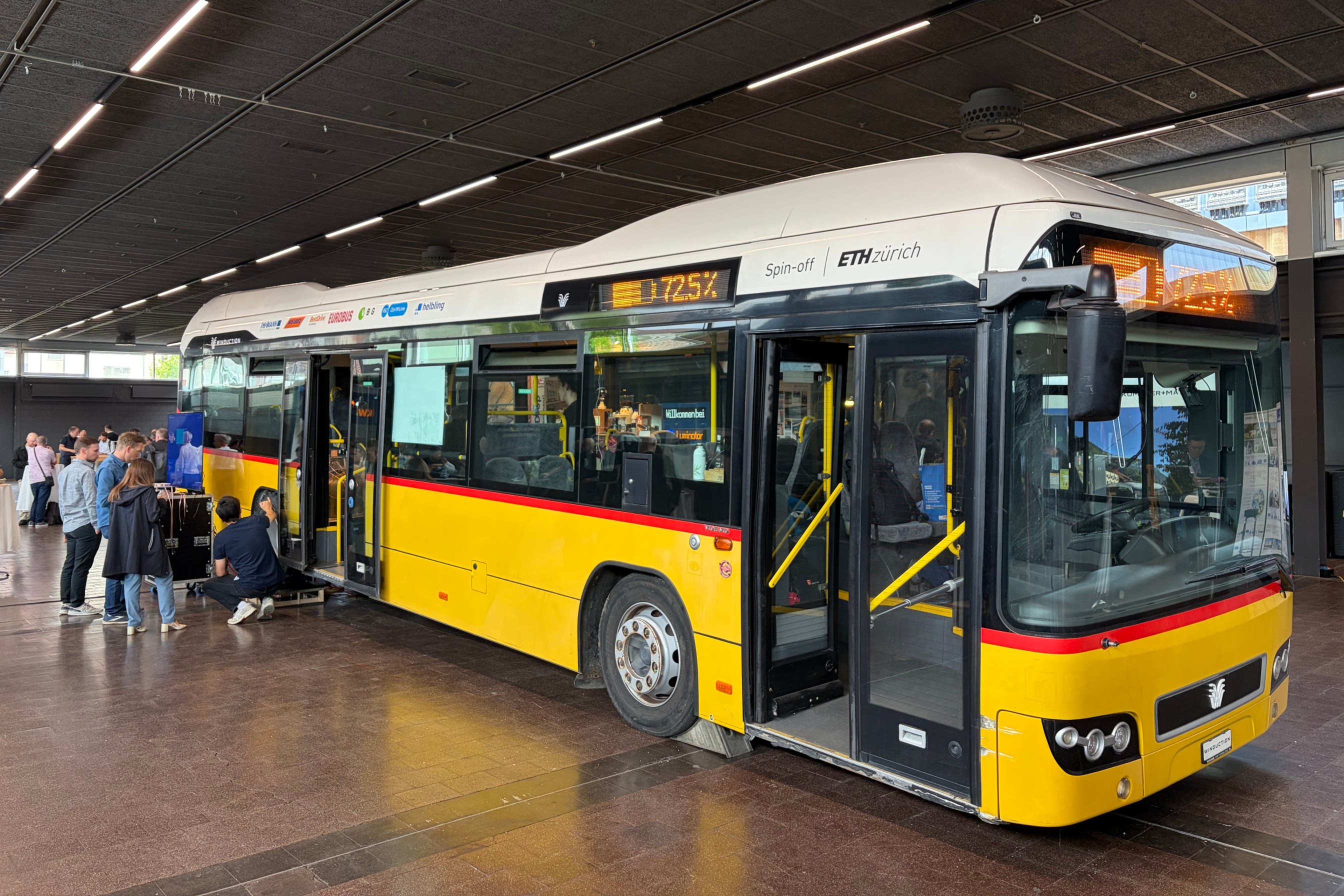 Die digitale Anzeige des Busses gibt den aktuellen Ladestatus der Batterie in Prozent an. 