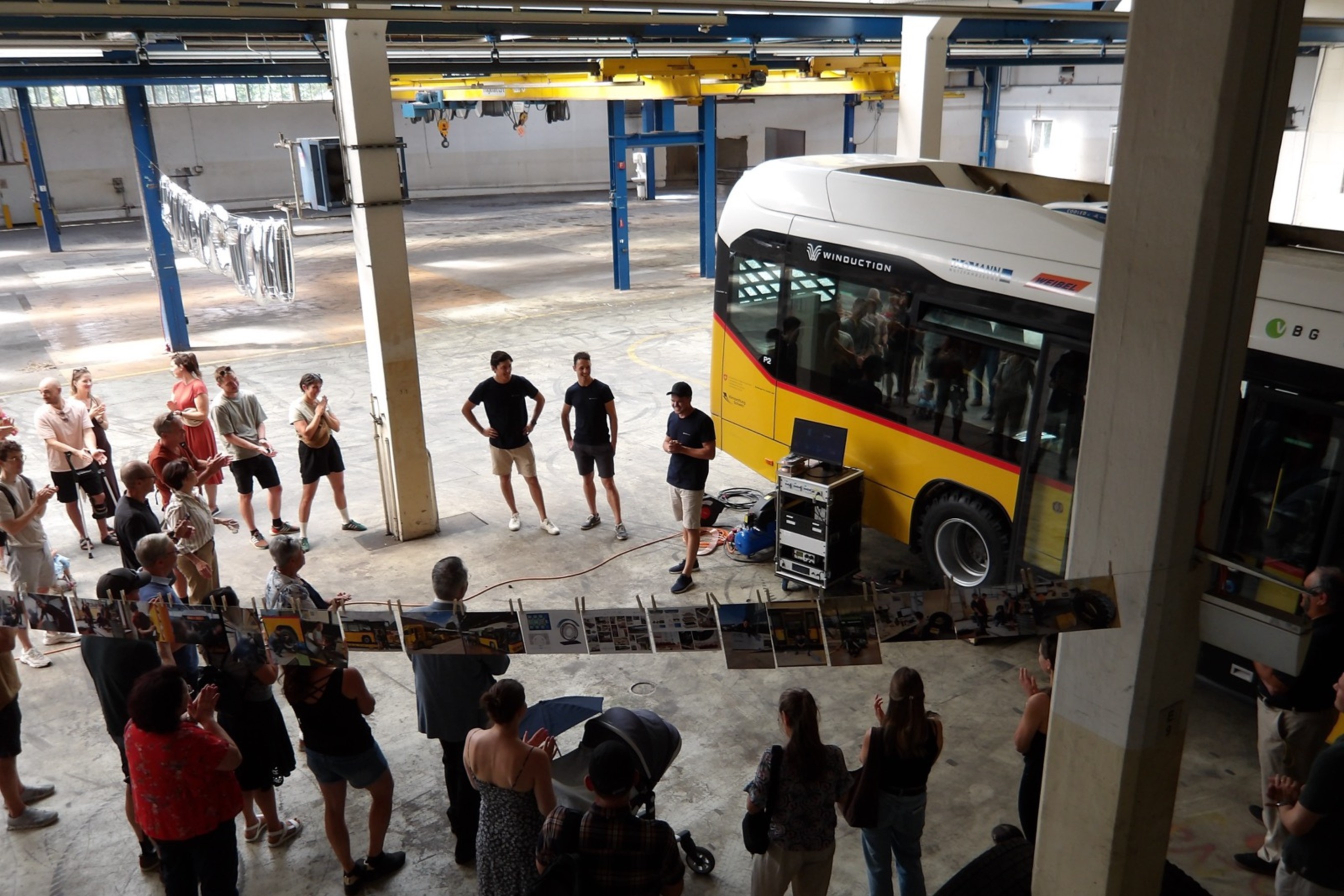 Meilenstein für den Schweizer ÖV: An der BUS 26 in Thun präsentiert das Team das weltweit erste Postauto, das induktiv geladen wird.