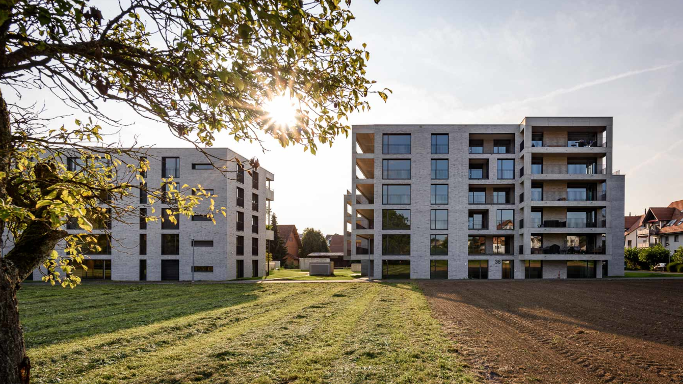 Sur les toits des trois immeubles collectifs de Kloten, 340 panneaux solaires produisent de l'énergie renouvelable.