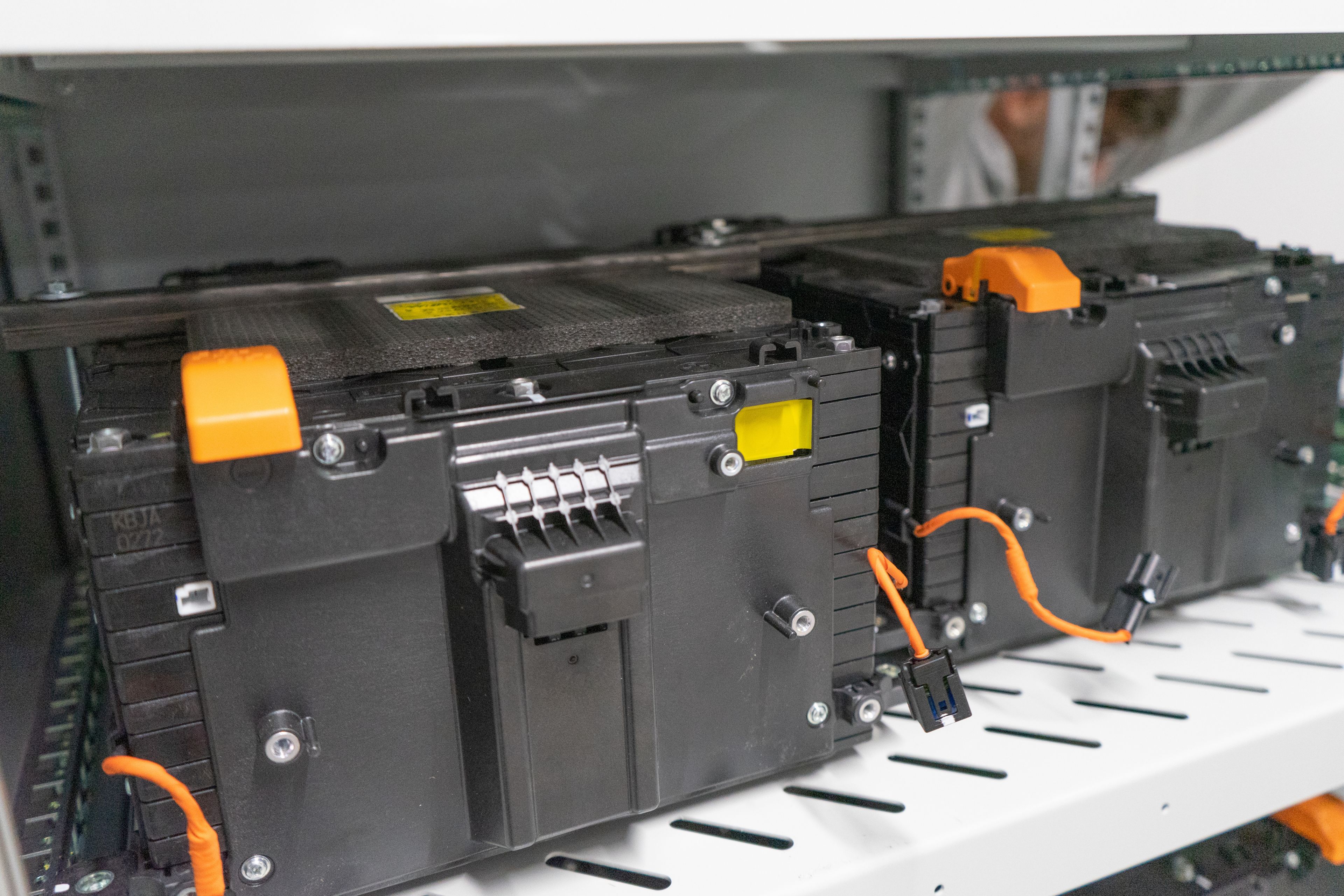 Un système de stockage par batterie permet de stocker l'électricité solaire produite pendant la journée afin de l'utiliser le soir et la nuit.