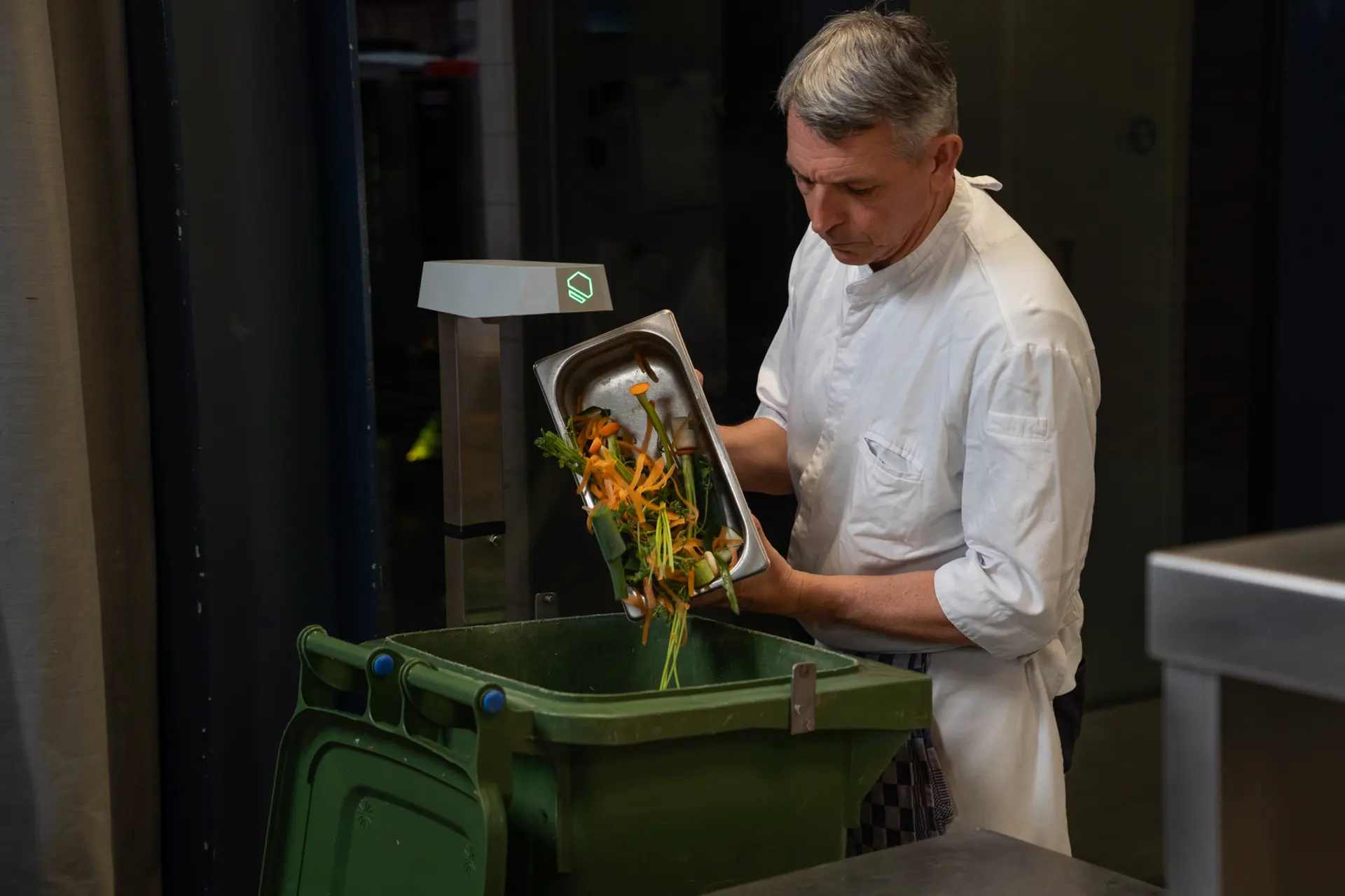 Über eine spezielle Waage mit Kamera registriert die KI von Kitro Food-Waste in Grossküchen, um Lebensmittelverschwendung gezielt zu reduzieren. Foto: Kitro