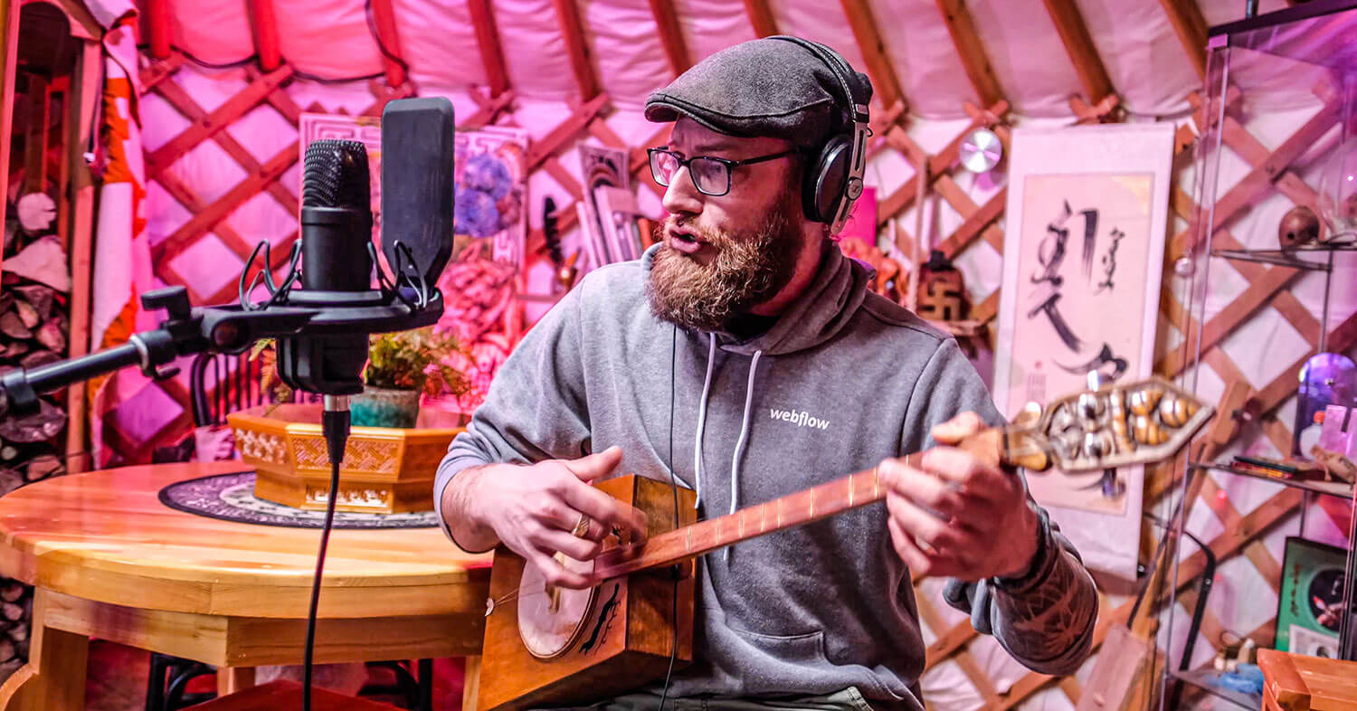 Rowan zingt Mongoolse keelzang