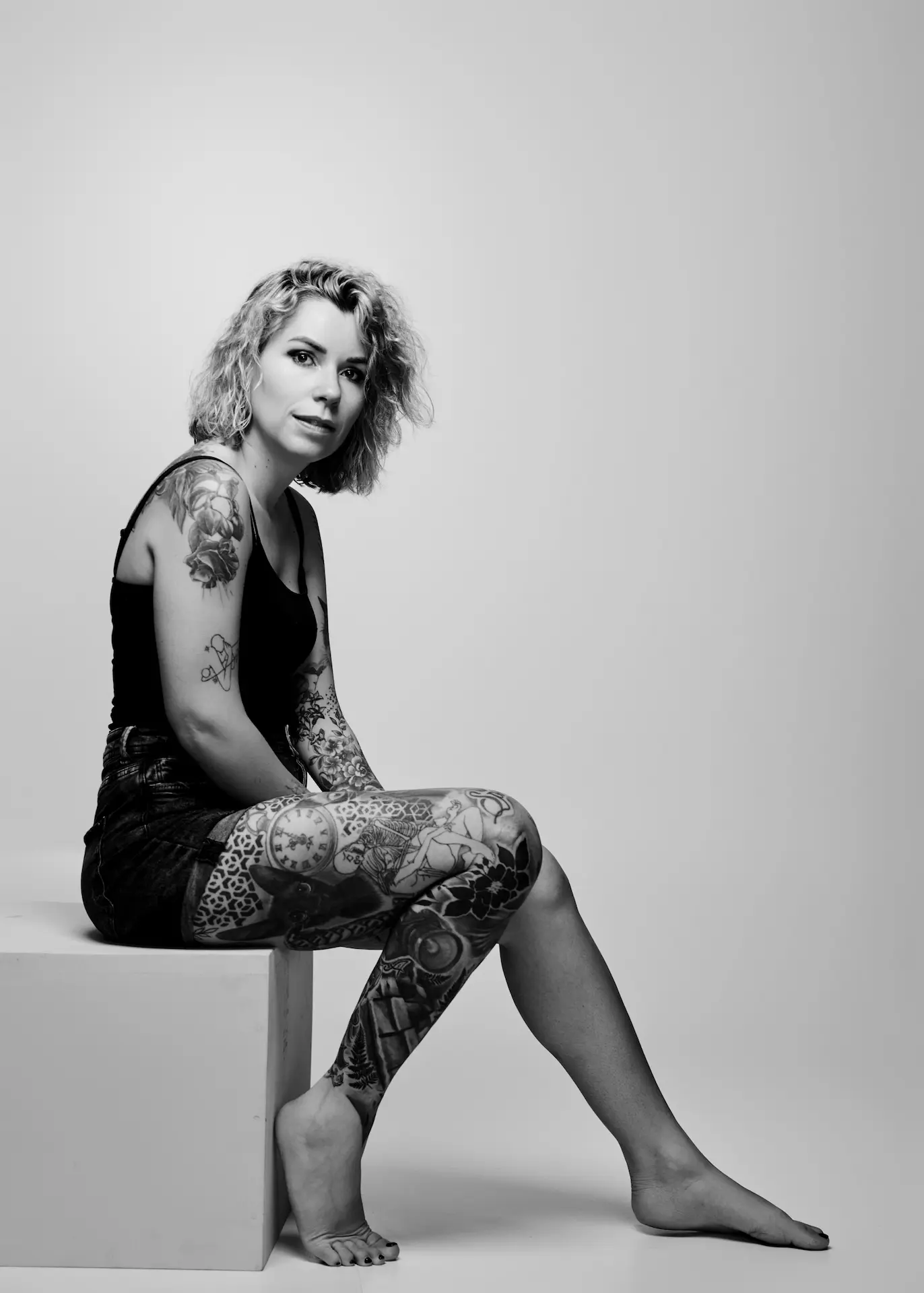 Portrait artistique en noir et blanc d’une femme tatouée réalisé en studio par Frédéric Sicard, photographe à Avignon