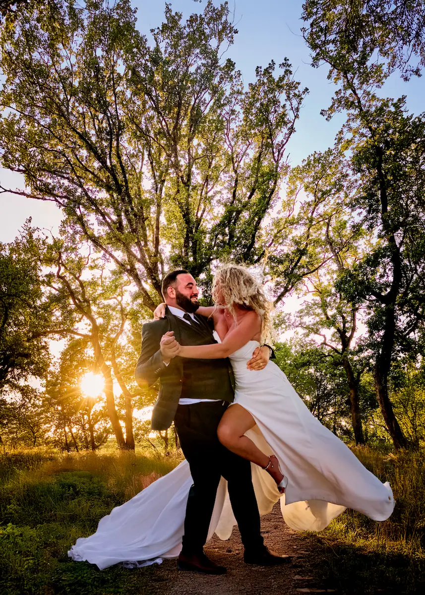 Photo de mariage en forêt au coucher du soleil, couple dansant et complice, réalisée par Frédéric Sicard, photographe de mariage à Avignon