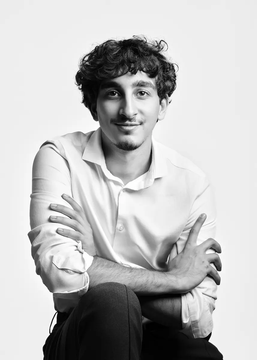 Portrait corporate en noir et blanc d’un homme en chemise blanche, photo professionnelle réalisée en studio à Avignon par Frédéric Sicard, photographe corporate