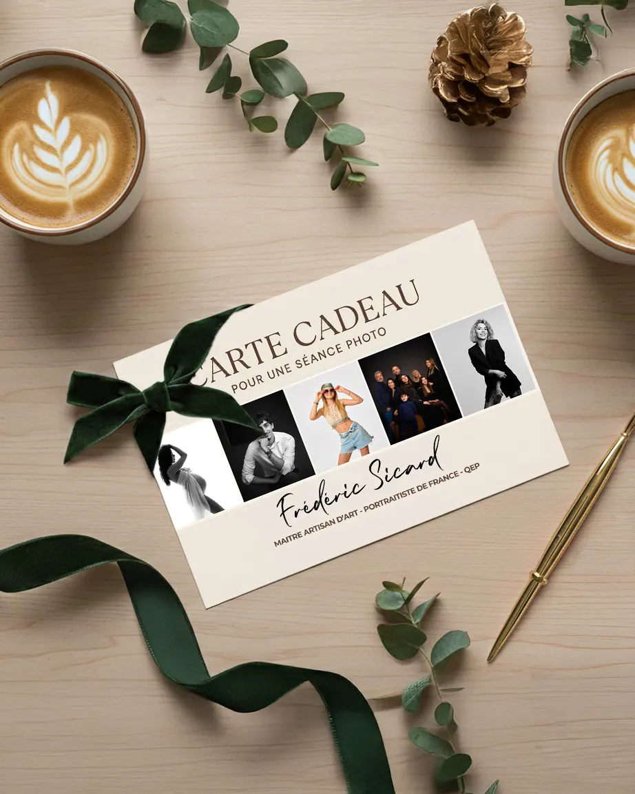 Portrait artistique en noir et blanc d’une femme tatouée réalisé en studio par Frédéric Sicard, photographe à Avignon