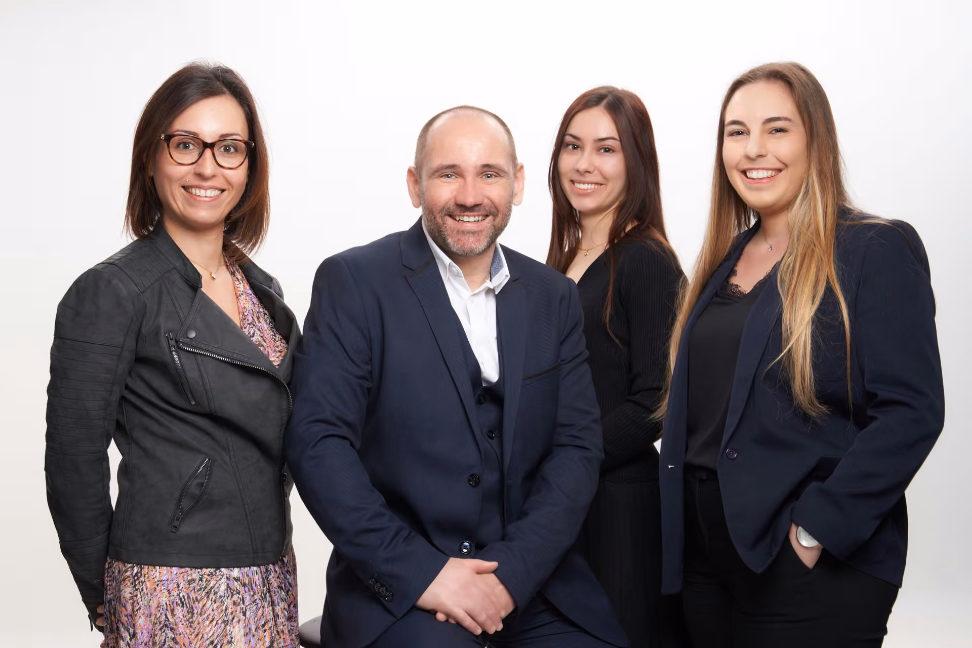 Portrait d’équipe en studio pour une entreprise à Avignon, quatre collaborateurs souriants photographiés par Frédéric Sicard.