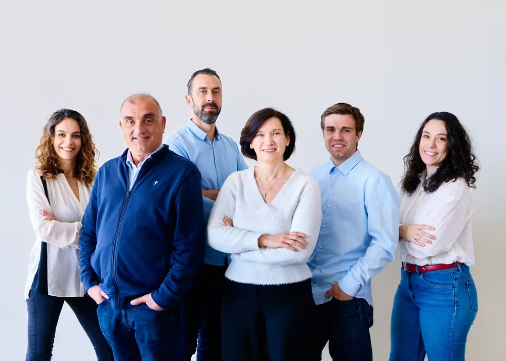 Groupe de six professionnels photographiés sur un fond blanc. Photographie corporate réalisée par Frédéric Sicard à Avignon.